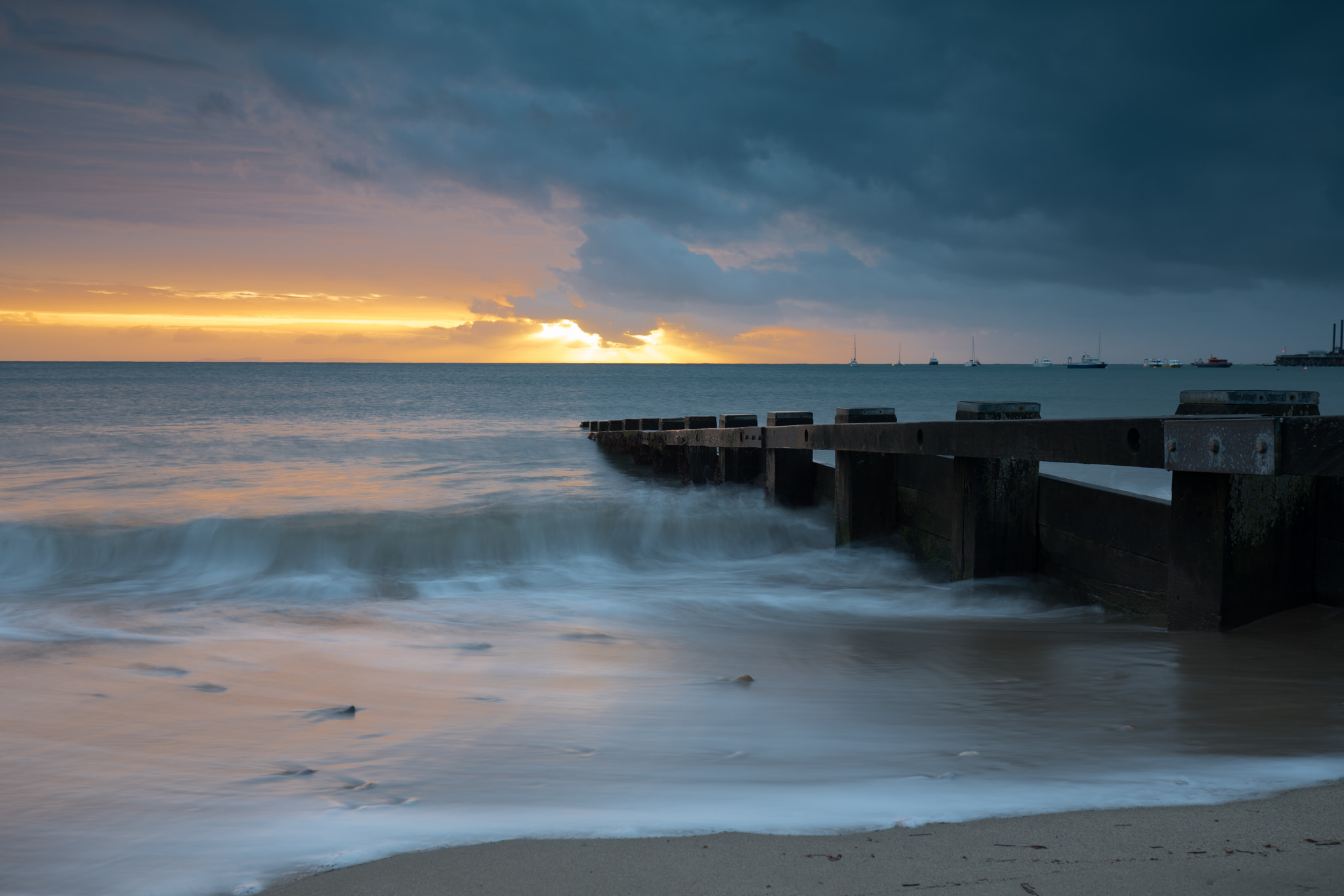 Canon EOS 5D Mark IV + Canon EF 16-35mm F4L IS USM sample photo. Swanage sunrise photography