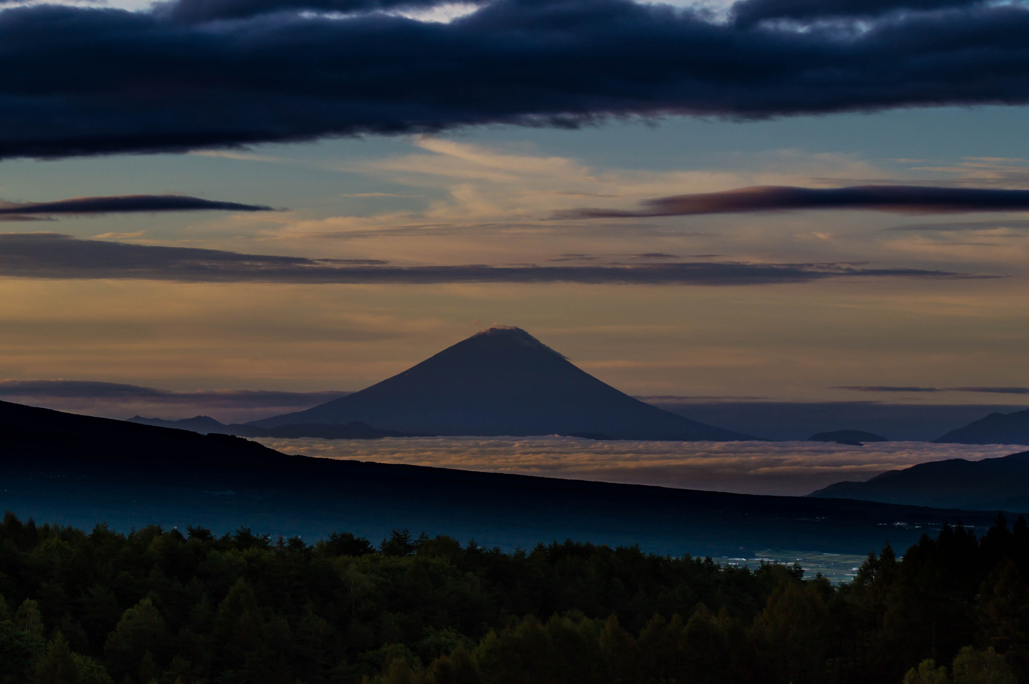 Sony 75-300mm F4.5-5.6 sample photo. 朝日に染まる雲海と富士山 photography