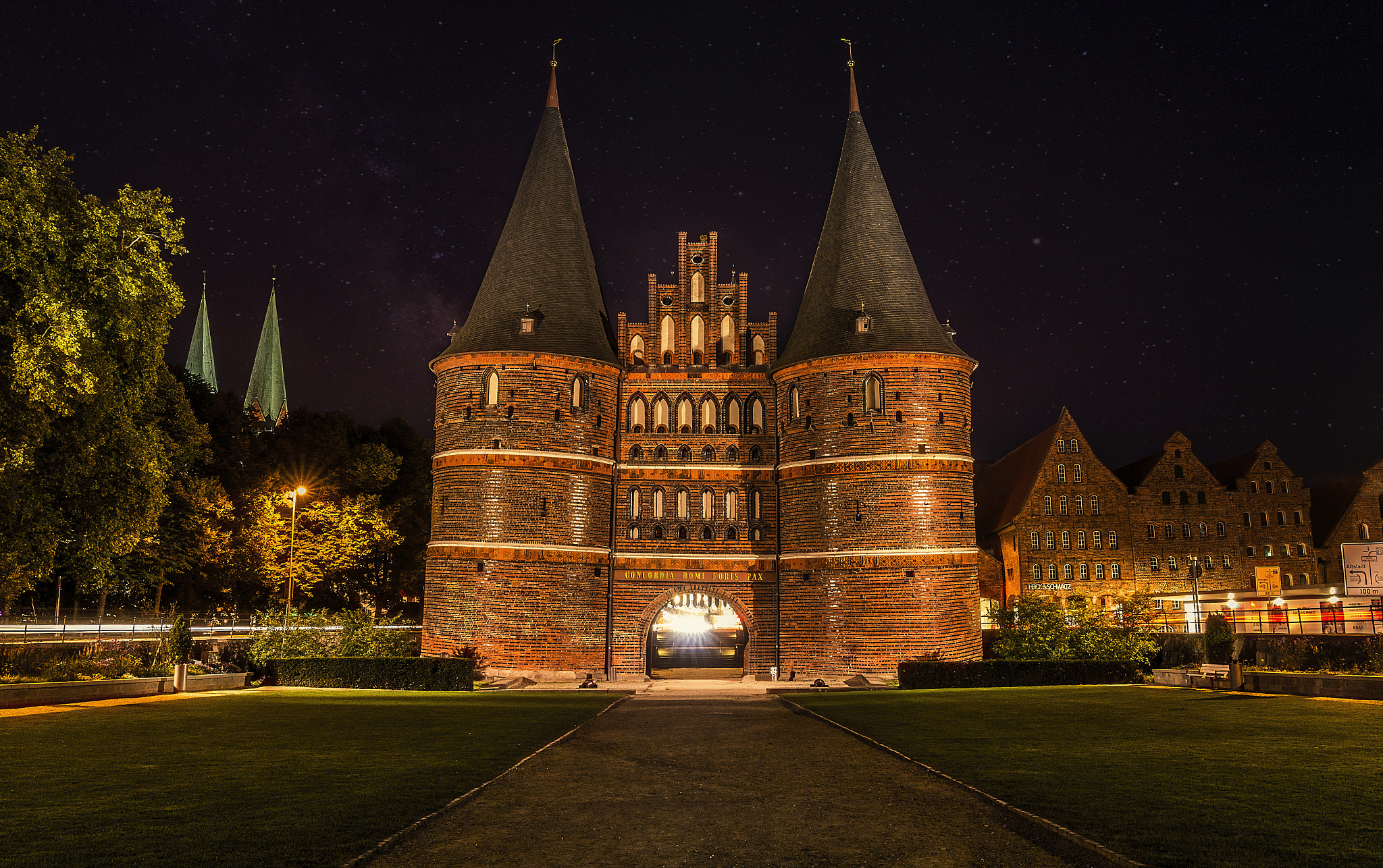 Canon EOS 70D + Canon EF 300mm f/2.8L sample photo. Lübeck holstentor photography