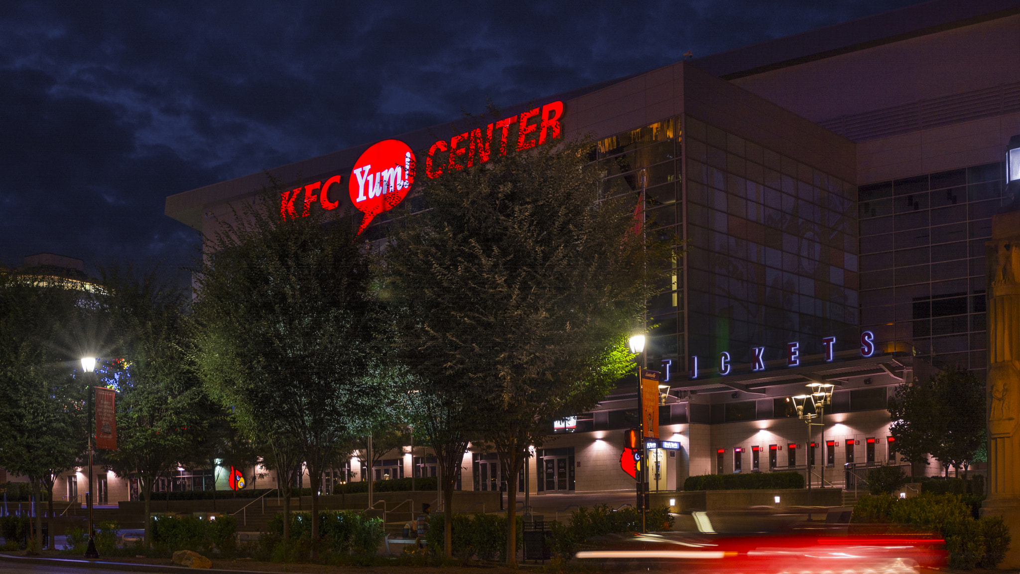 AF Zoom-Nikkor 24-120mm f/3.5-5.6D IF sample photo. Kfc yum! center photography