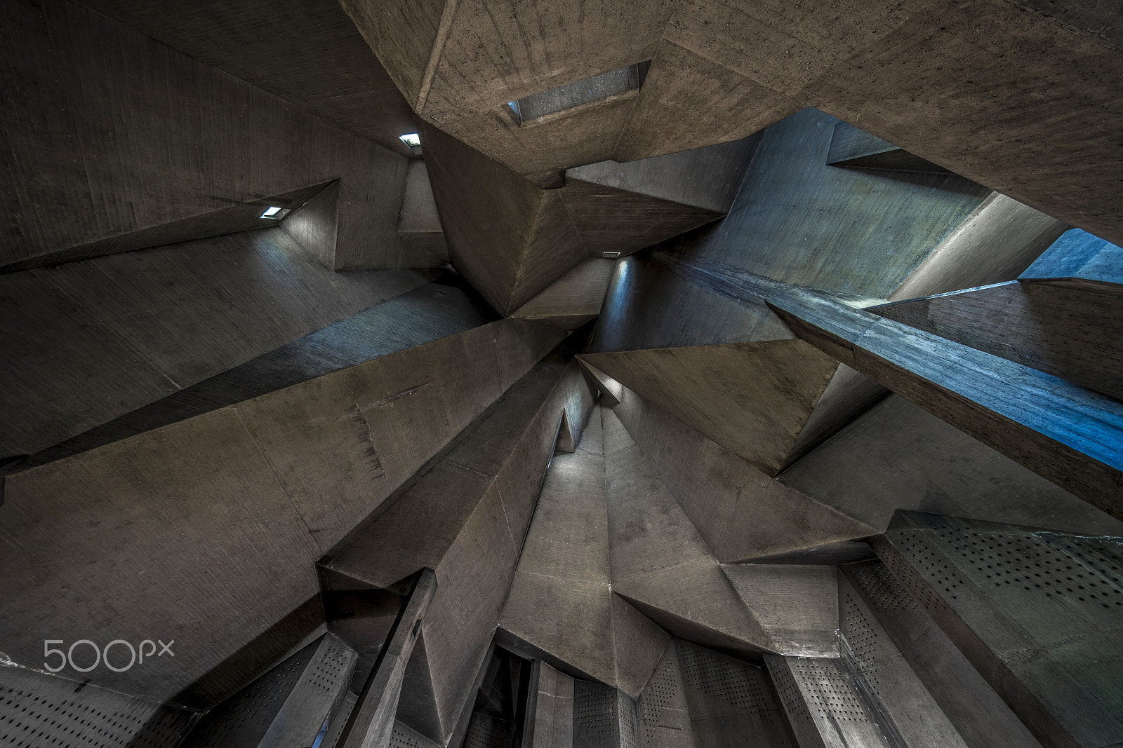 Sony a7 II + Voigtlander HELIAR-HYPER WIDE 10mm F5.6 sample photo. Made of concrete photography