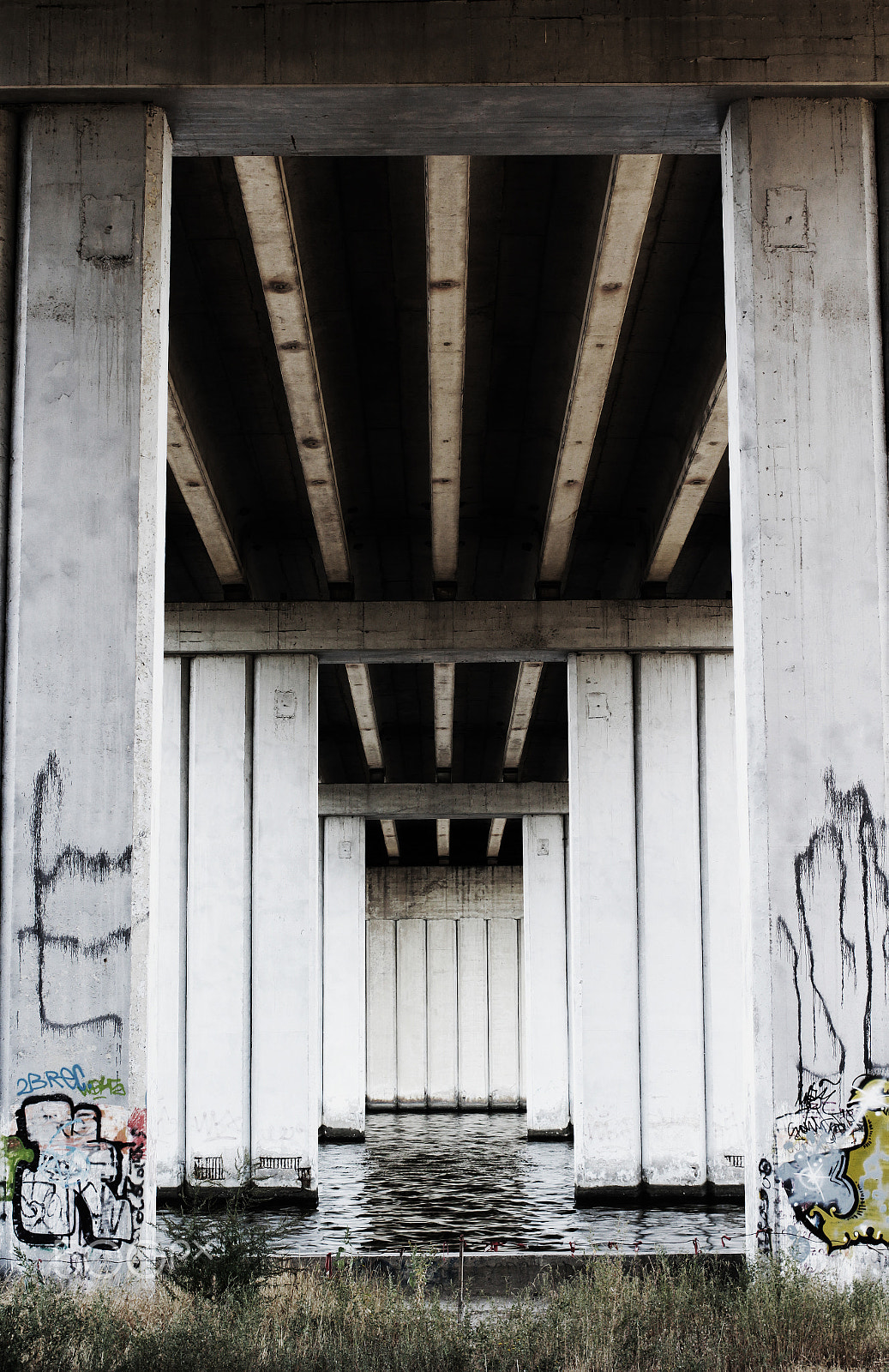 Canon EOS 1300D (EOS Rebel T6 / EOS Kiss X80) + Canon EF 40mm F2.8 STM sample photo. Under the bridge photography