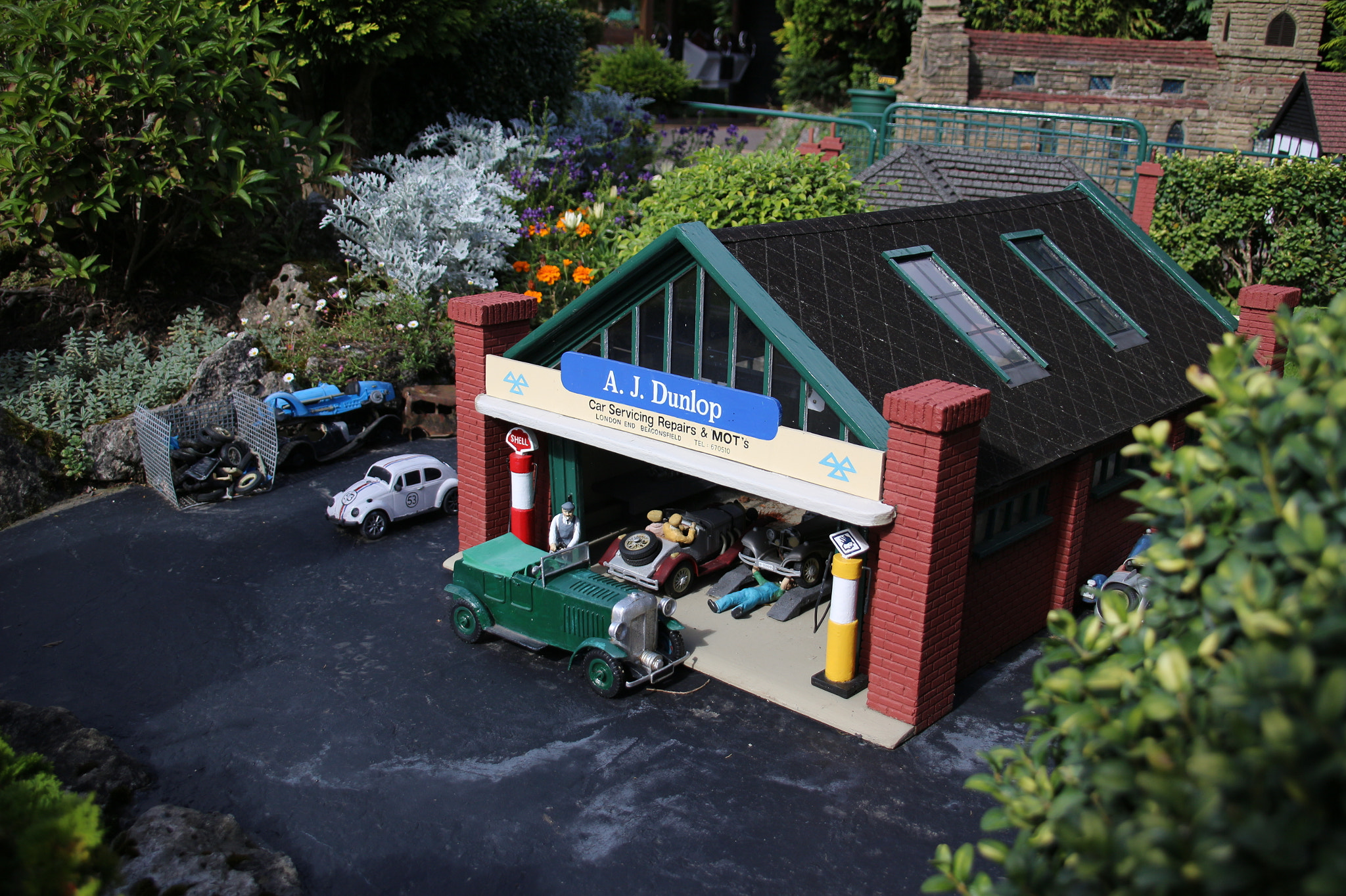 Canon EOS 100D (EOS Rebel SL1 / EOS Kiss X7) + Canon TS-E 90mm F2.8 Tilt-Shift sample photo. This is not going to end well photography