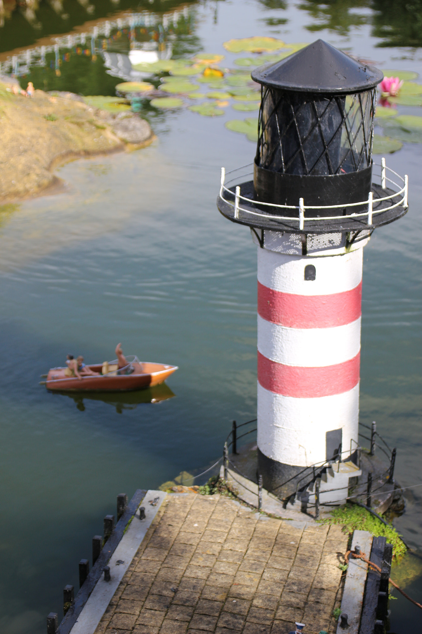 Canon EOS 100D (EOS Rebel SL1 / EOS Kiss X7) + Canon TS-E 90mm F2.8 Tilt-Shift sample photo. Lighthouse photography
