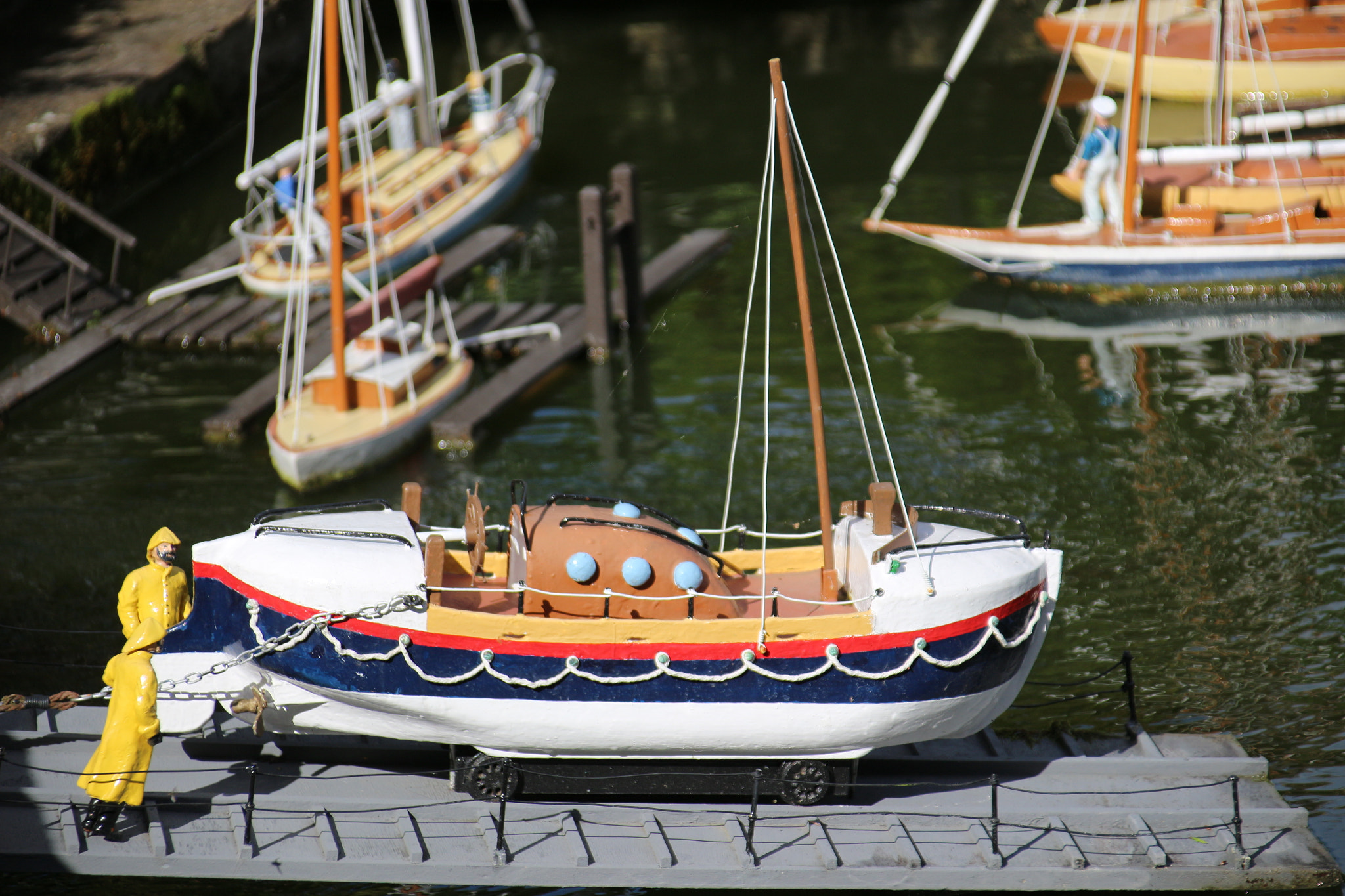 Canon EOS 100D (EOS Rebel SL1 / EOS Kiss X7) + Canon TS-E 90mm F2.8 Tilt-Shift sample photo. Man the lifeboat photography