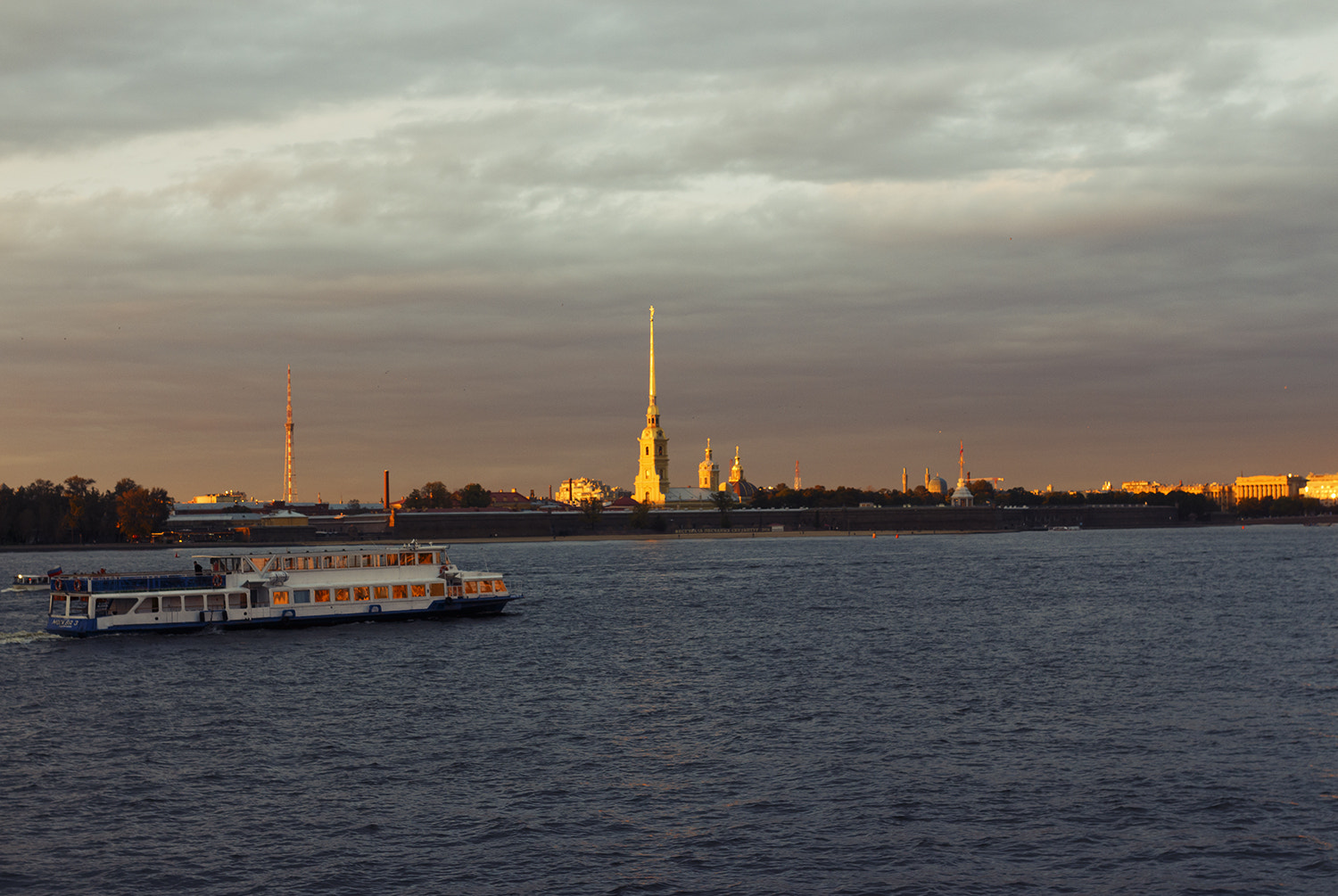 Canon EOS 650D (EOS Rebel T4i / EOS Kiss X6i) + Sigma 35mm F1.4 DG HSM Art sample photo. Sunset in saint-petersburg photography