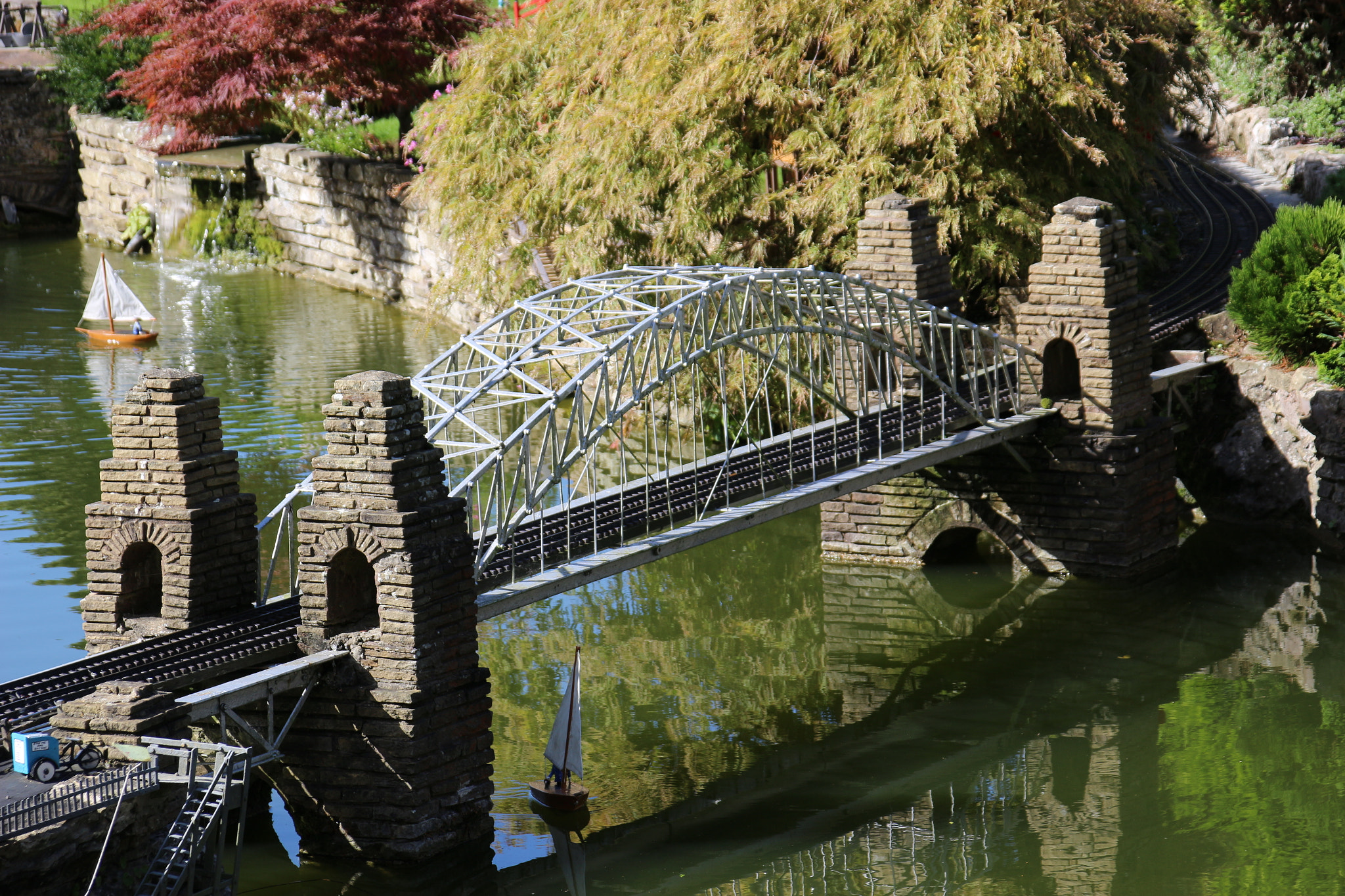 Canon EOS 100D (EOS Rebel SL1 / EOS Kiss X7) + Canon TS-E 90mm F2.8 Tilt-Shift sample photo. The bridge photography