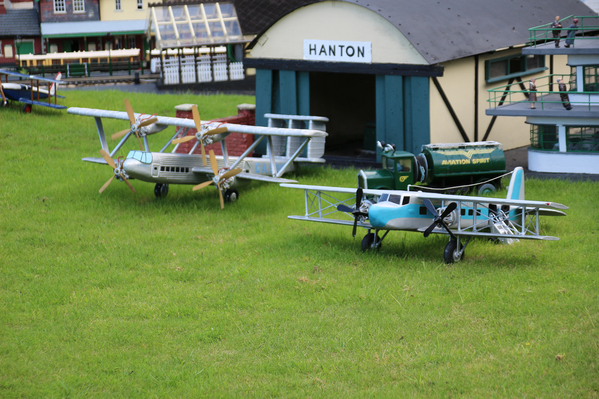 Canon EOS 100D (EOS Rebel SL1 / EOS Kiss X7) + Canon TS-E 90mm F2.8 Tilt-Shift sample photo. Ready for takeoff photography