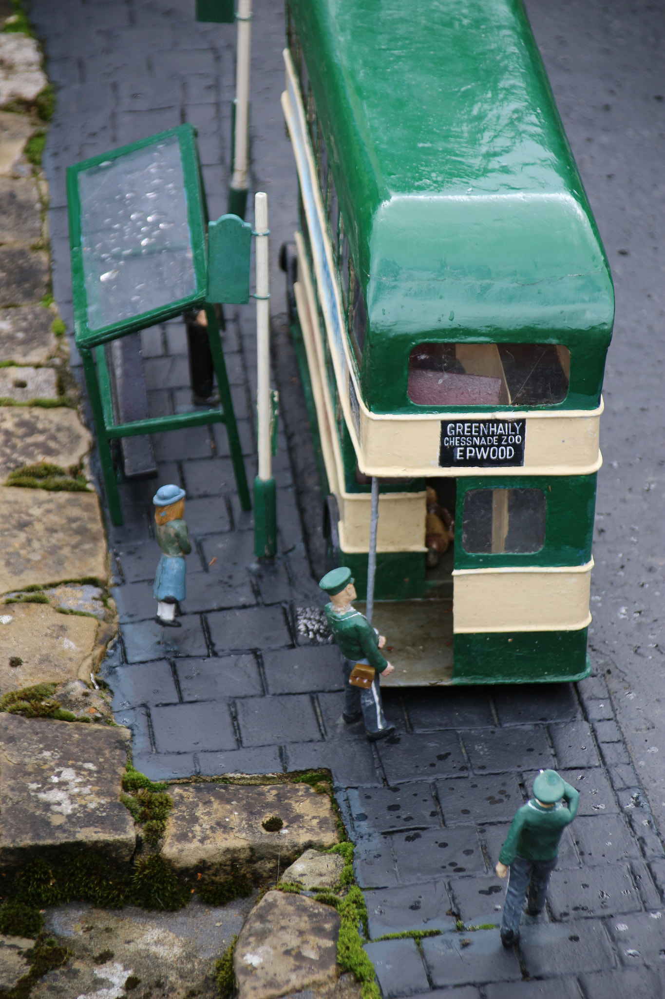 Canon EOS 100D (EOS Rebel SL1 / EOS Kiss X7) + Canon TS-E 90mm F2.8 Tilt-Shift sample photo. Bus stop photography