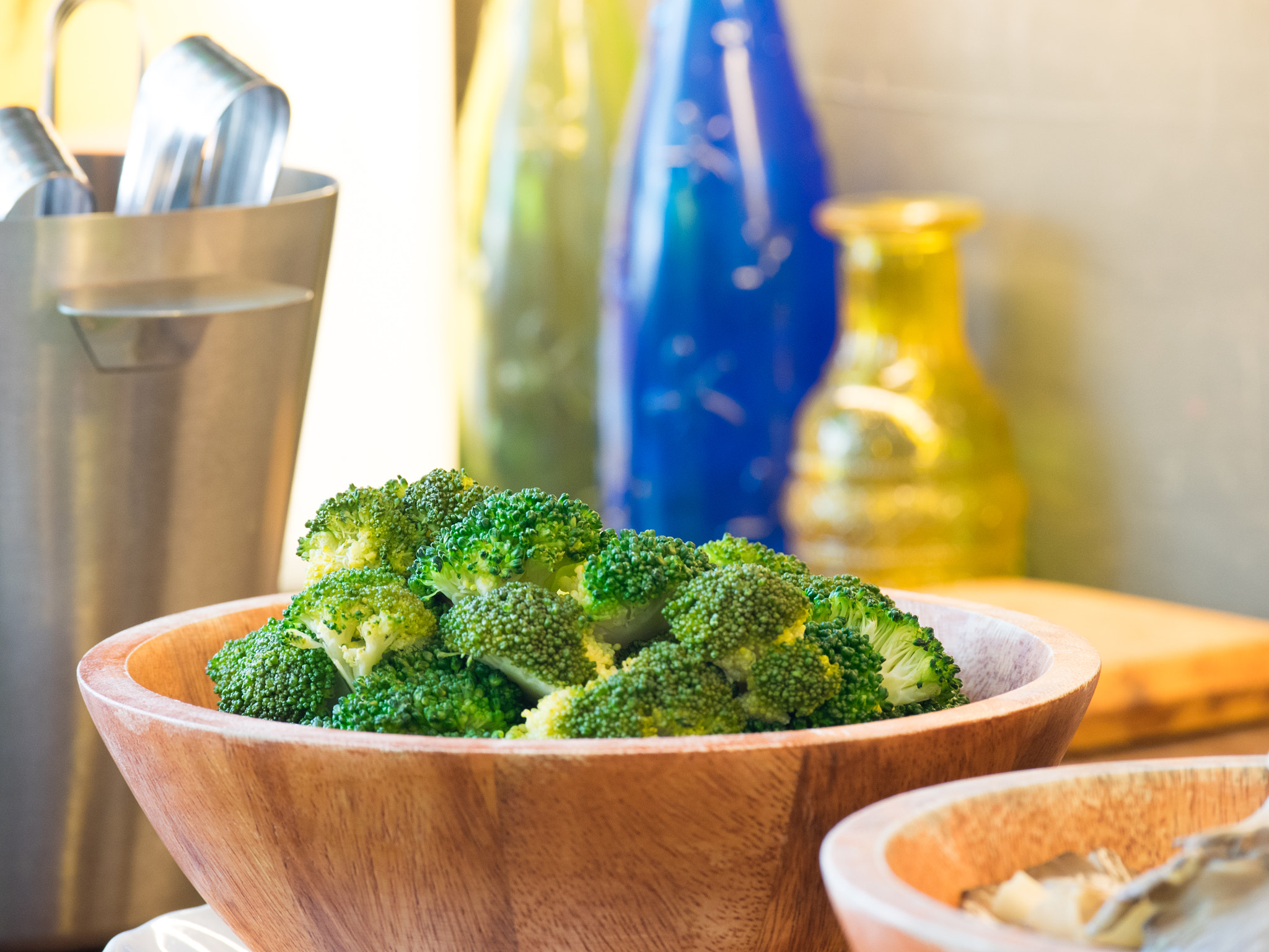 Olympus OM-D E-M1 sample photo. Fresh broccoli with spinach in bowl on wooden table close up con photography