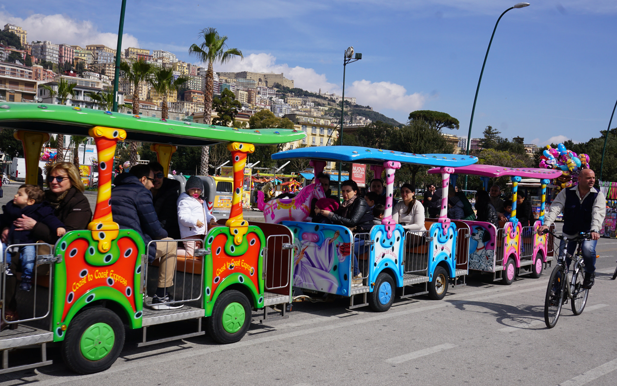 Sony a6000 + Sony Sonnar T* E 24mm F1.8 ZA sample photo. Rolling on the street... photography