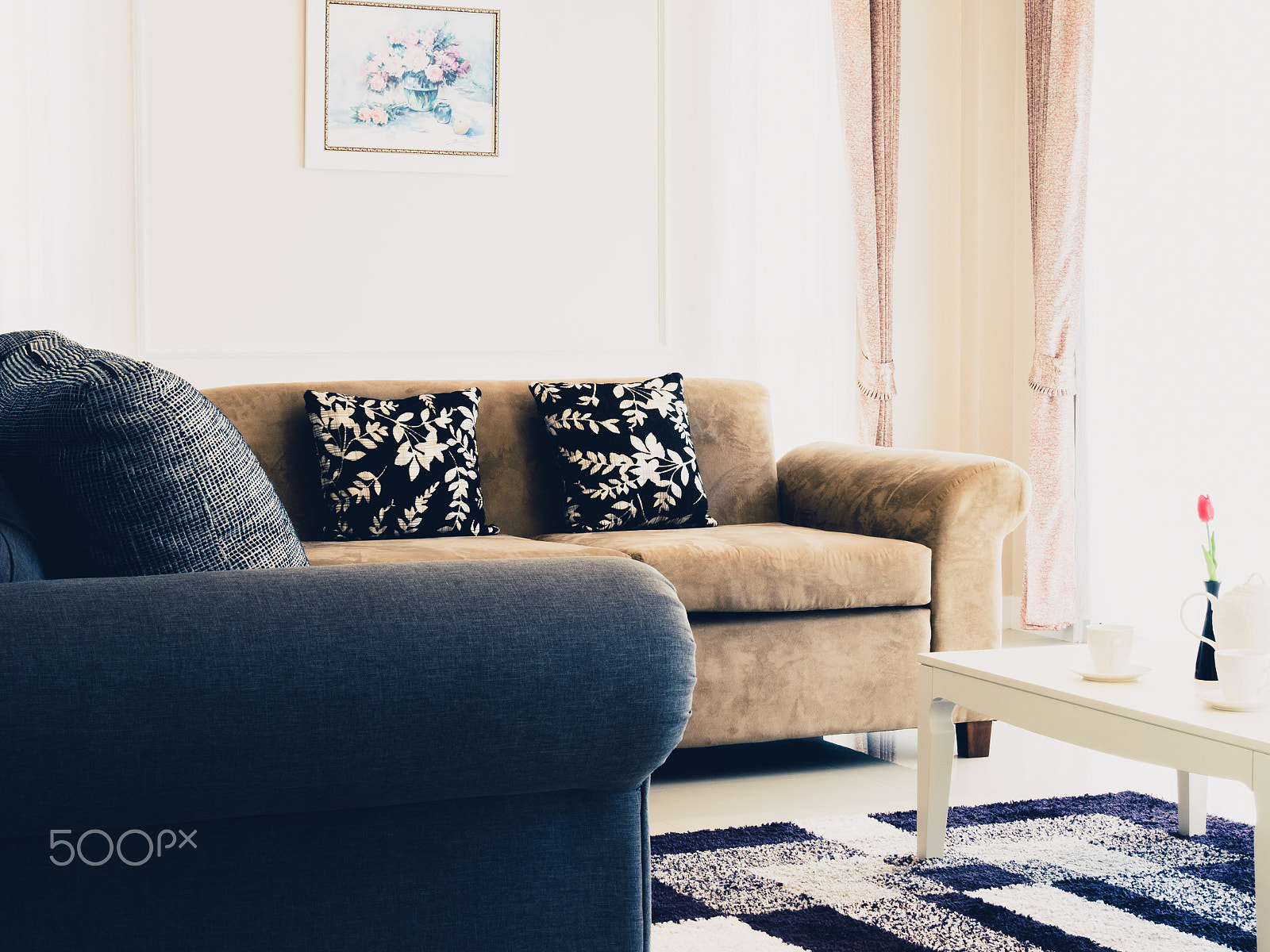 Olympus OM-D E-M1 + Panasonic Lumix G X Vario 35-100mm F2.8 OIS sample photo. Black linin pillows on brown linin sofa with in modern classic l photography