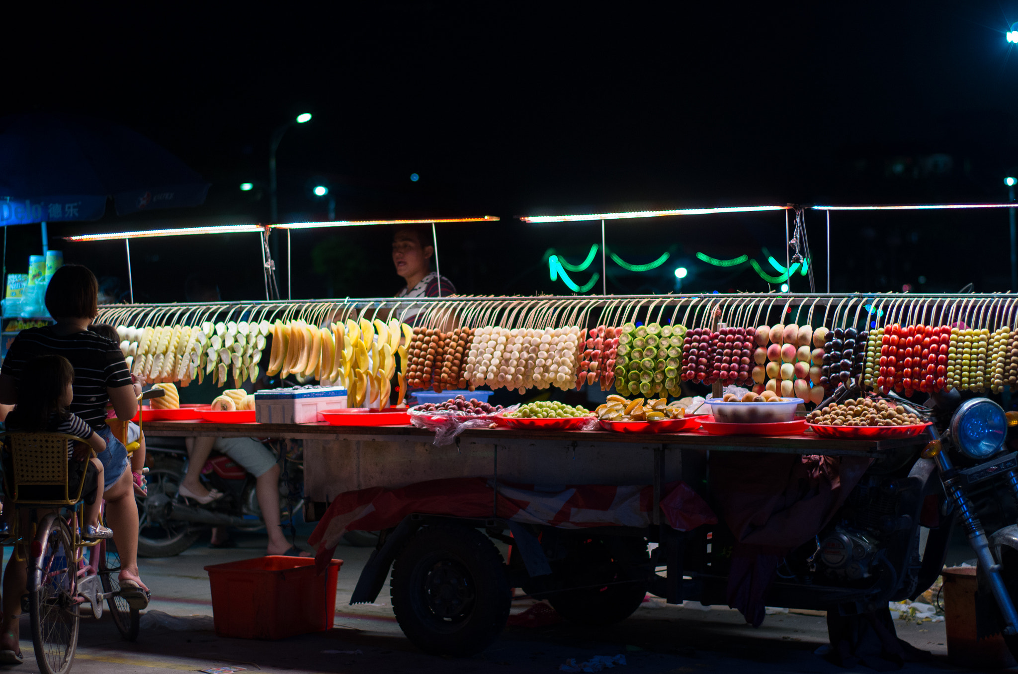 Pentax K-5 IIs + Pentax smc FA 50mm F1.4 sample photo. On the night of mid-autumn festival,peddler sold traditional snacks in the playground. photography