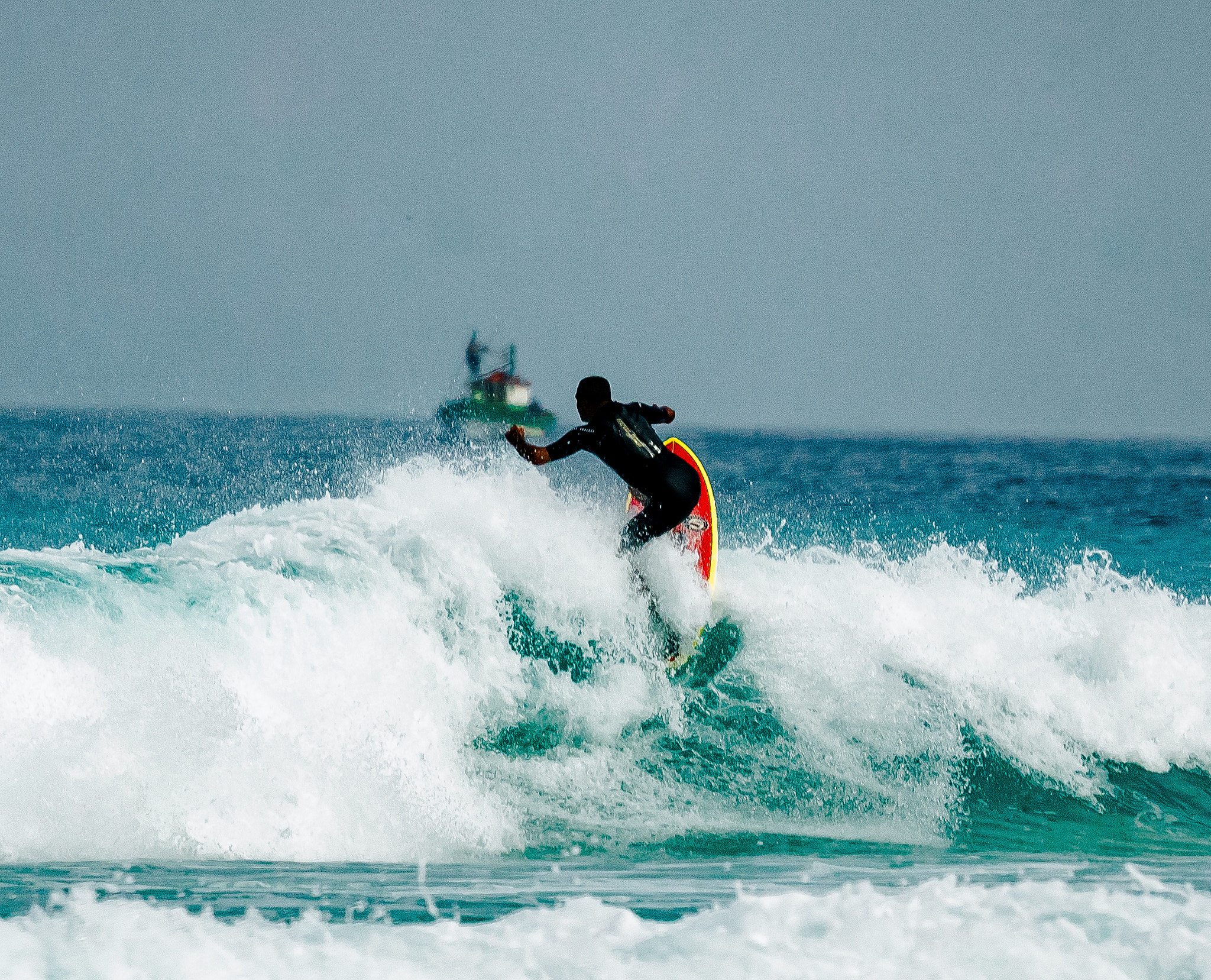 Sony FE 70-300mm F4.5-5.6 G OSS sample photo. Arraial do cabo surf boat photography