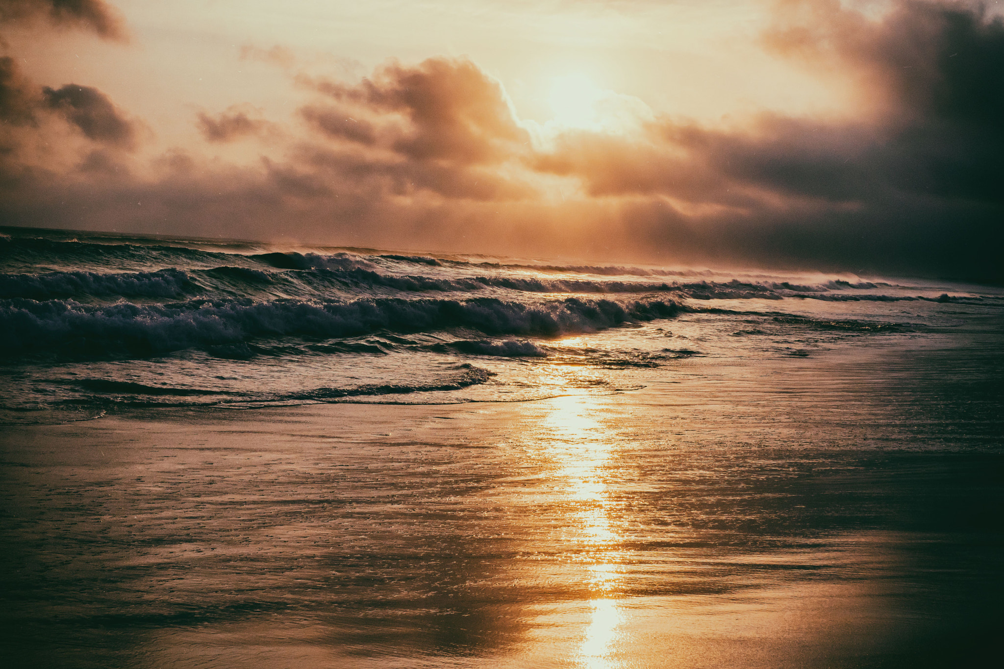 Sony a6300 + E 32mm F1.8 sample photo. Arraial do cabo sunset waves photography