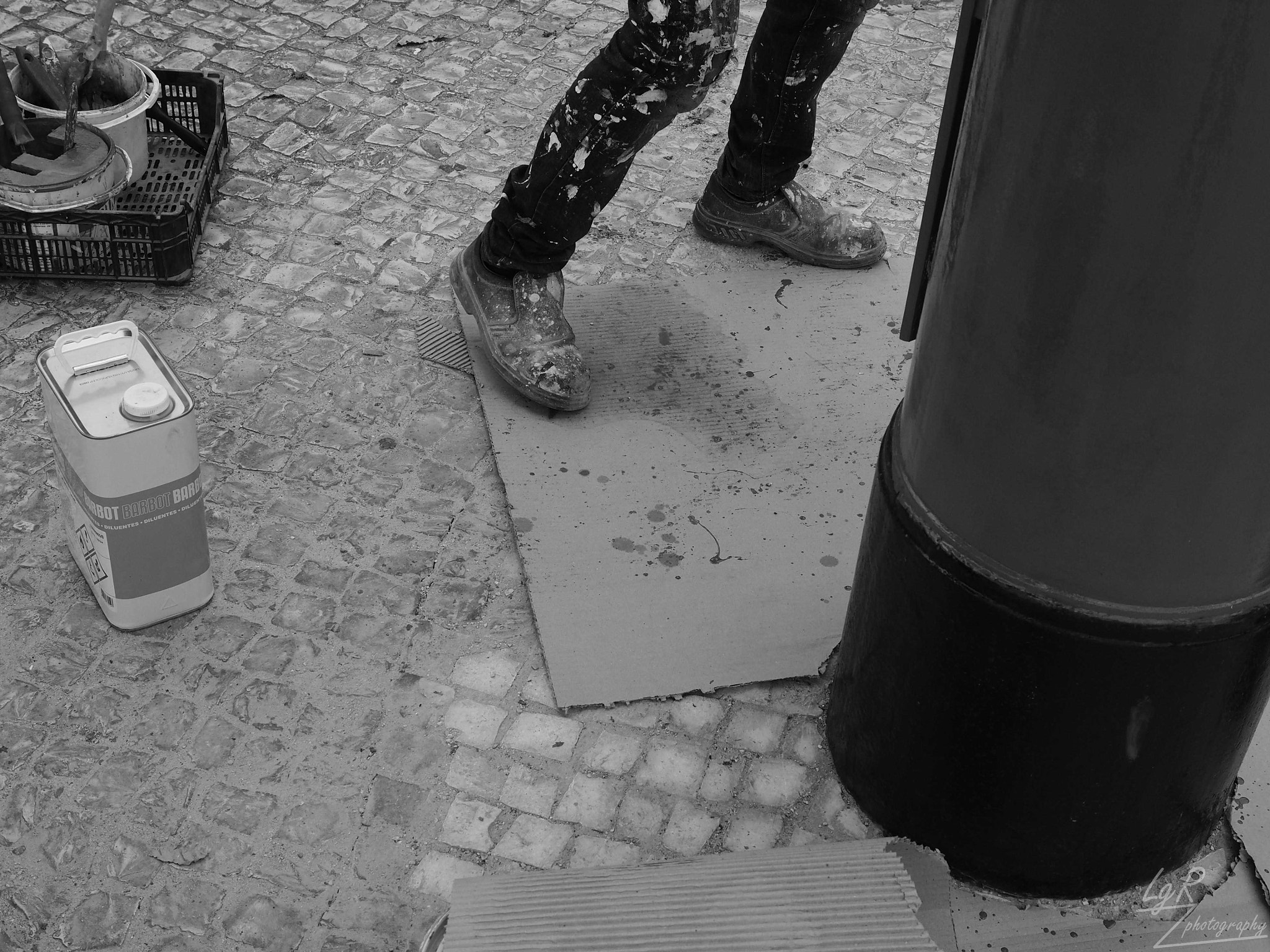 Olympus OM-D E-M5 II + Panasonic Leica DG Summilux 25mm F1.4 II ASPH sample photo. Man painting the post box photography