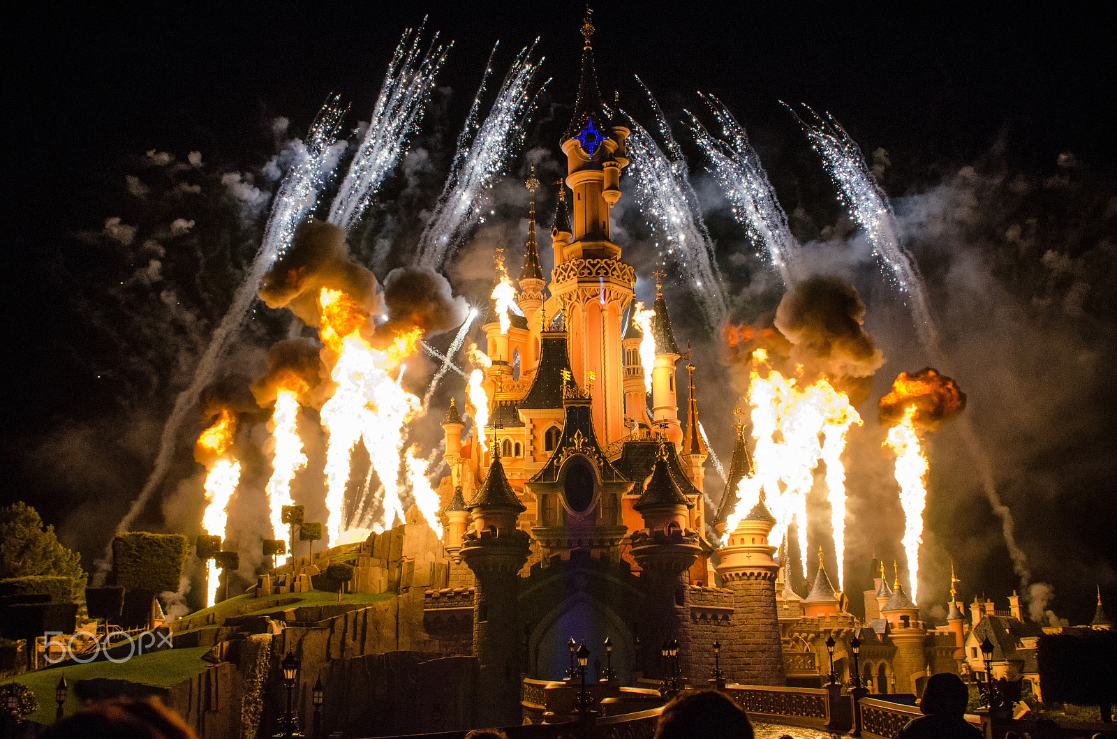 Nikon D7000 + Sigma 24-70mm F2.8 EX DG Macro sample photo. Disney dream's firework final, disneyland paris photography