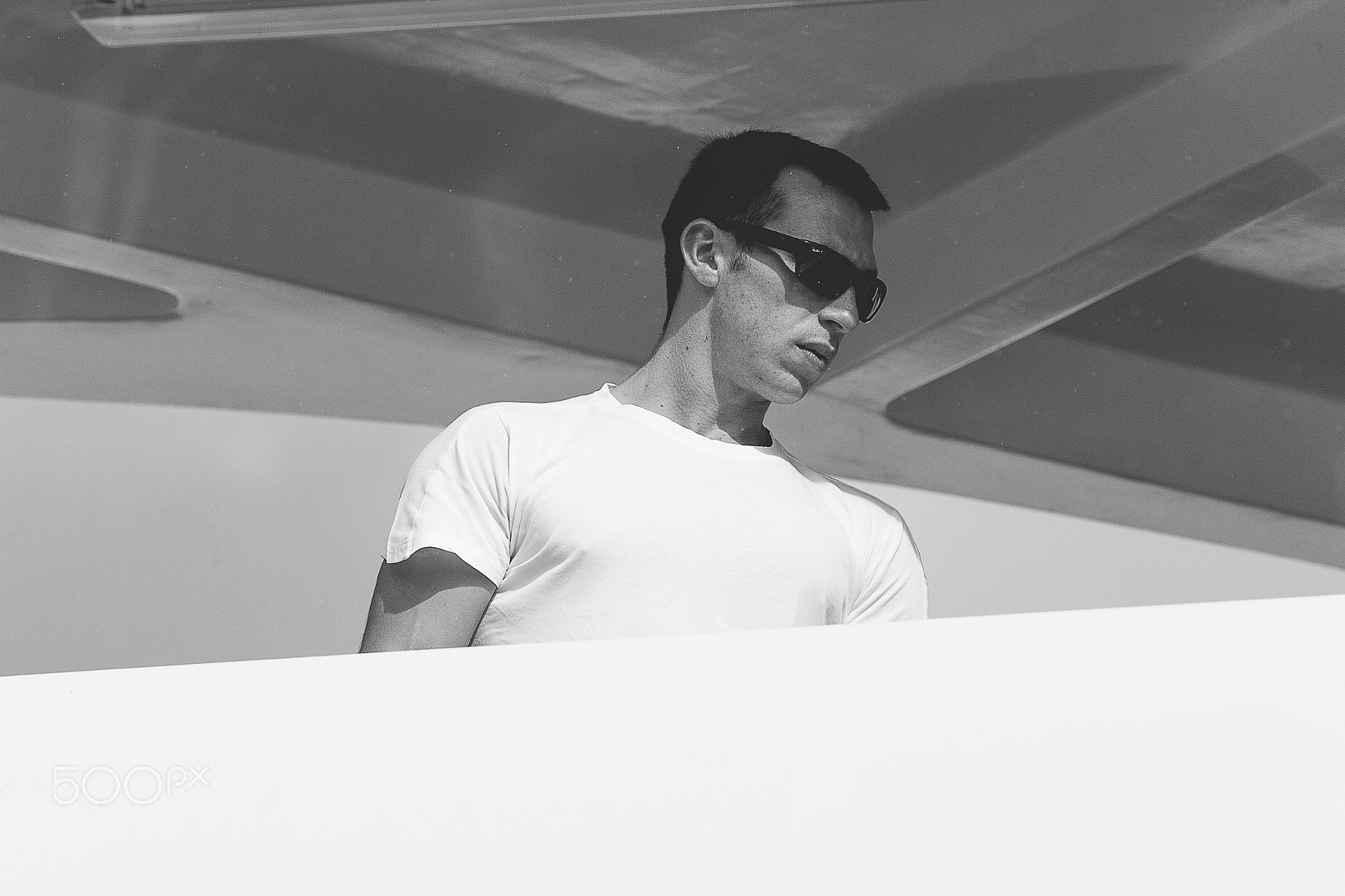 Canon EOS-1D Mark II sample photo. Tee shirt blanc et lunettes noires ... photography