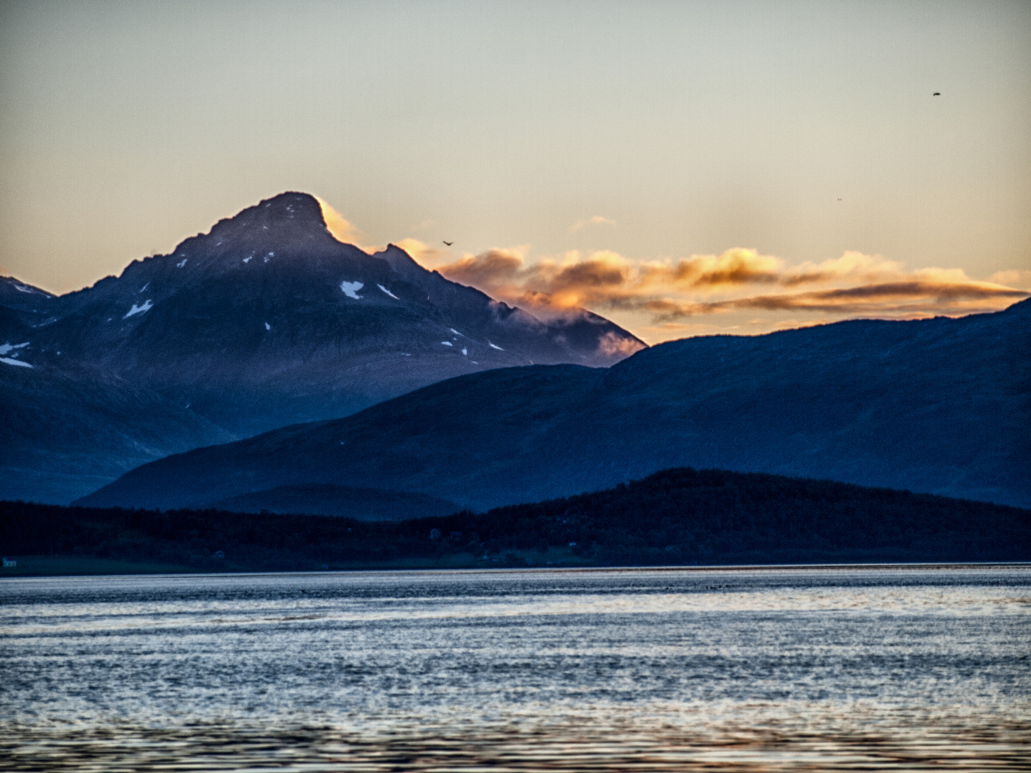 Olympus Zuiko Digital ED 40-150mm F4.0-5.6 sample photo. Blue hills on fire at tromsø photography