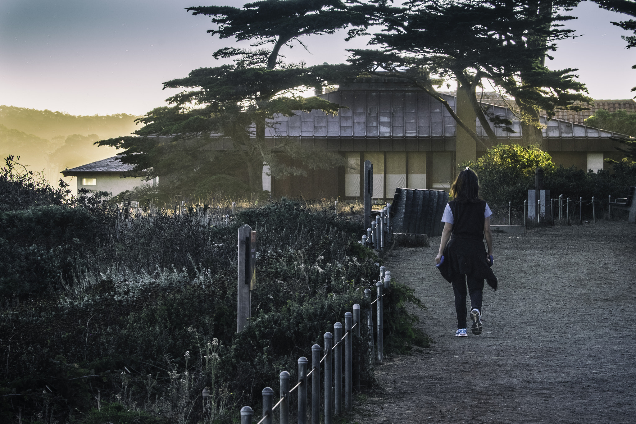 Fujifilm X-E2 + Fujifilm XF 18-135mm F3.5-5.6 R LM OIS WR sample photo. Walking in shangri la photography