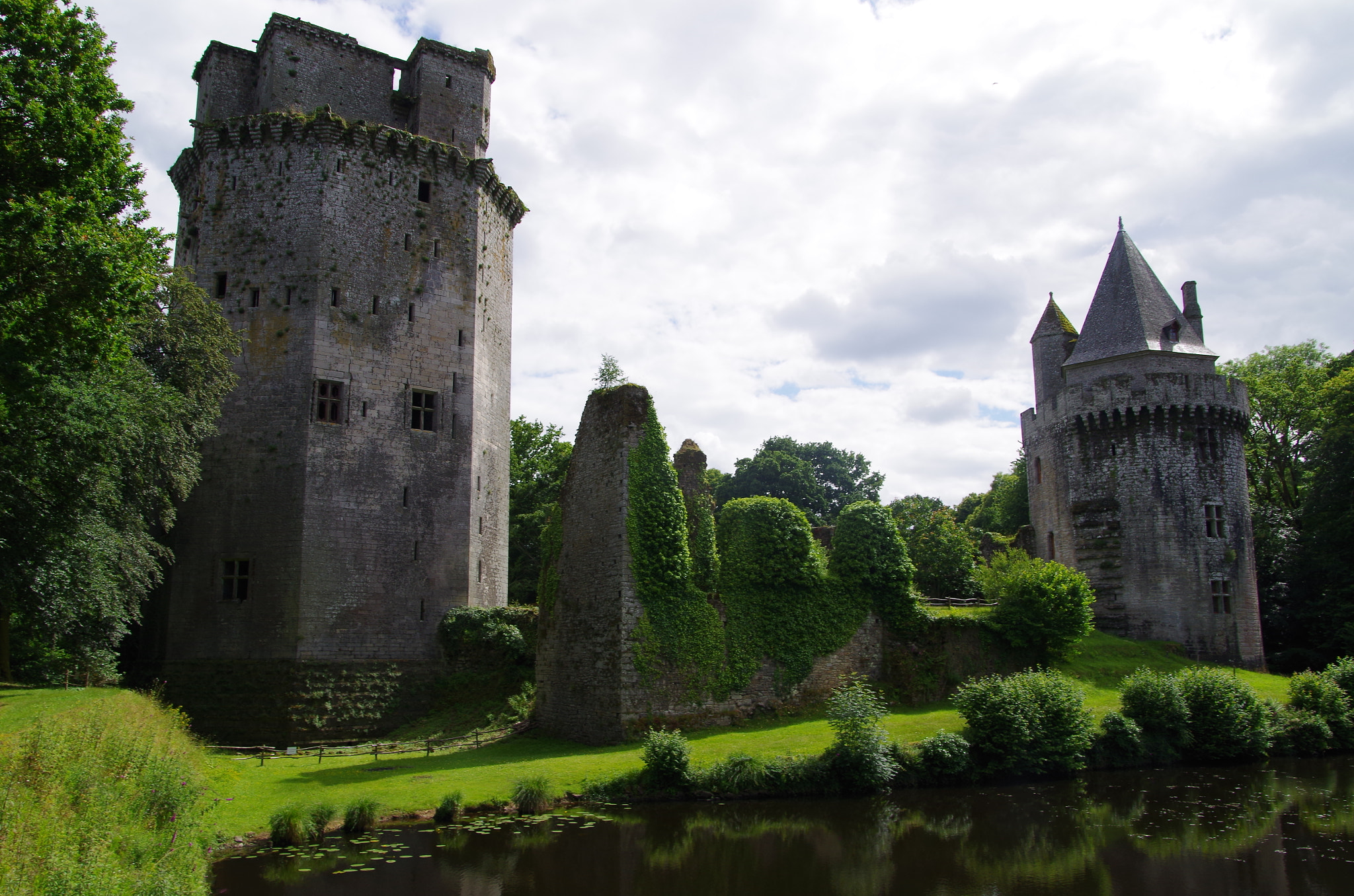 Pentax smc DA 18-270mm F3.5-6.3 ED SDM sample photo. Château de largoët photography