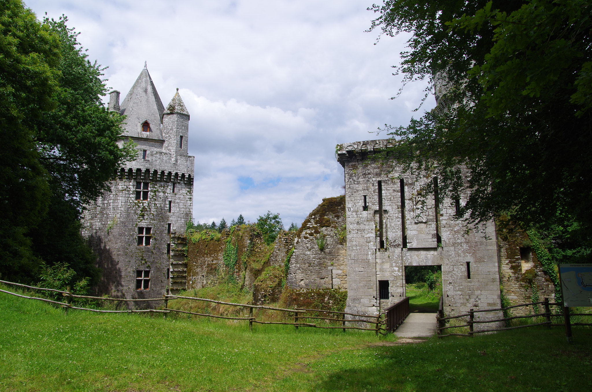 Pentax smc DA 18-270mm F3.5-6.3 ED SDM sample photo. Château de largoët photography
