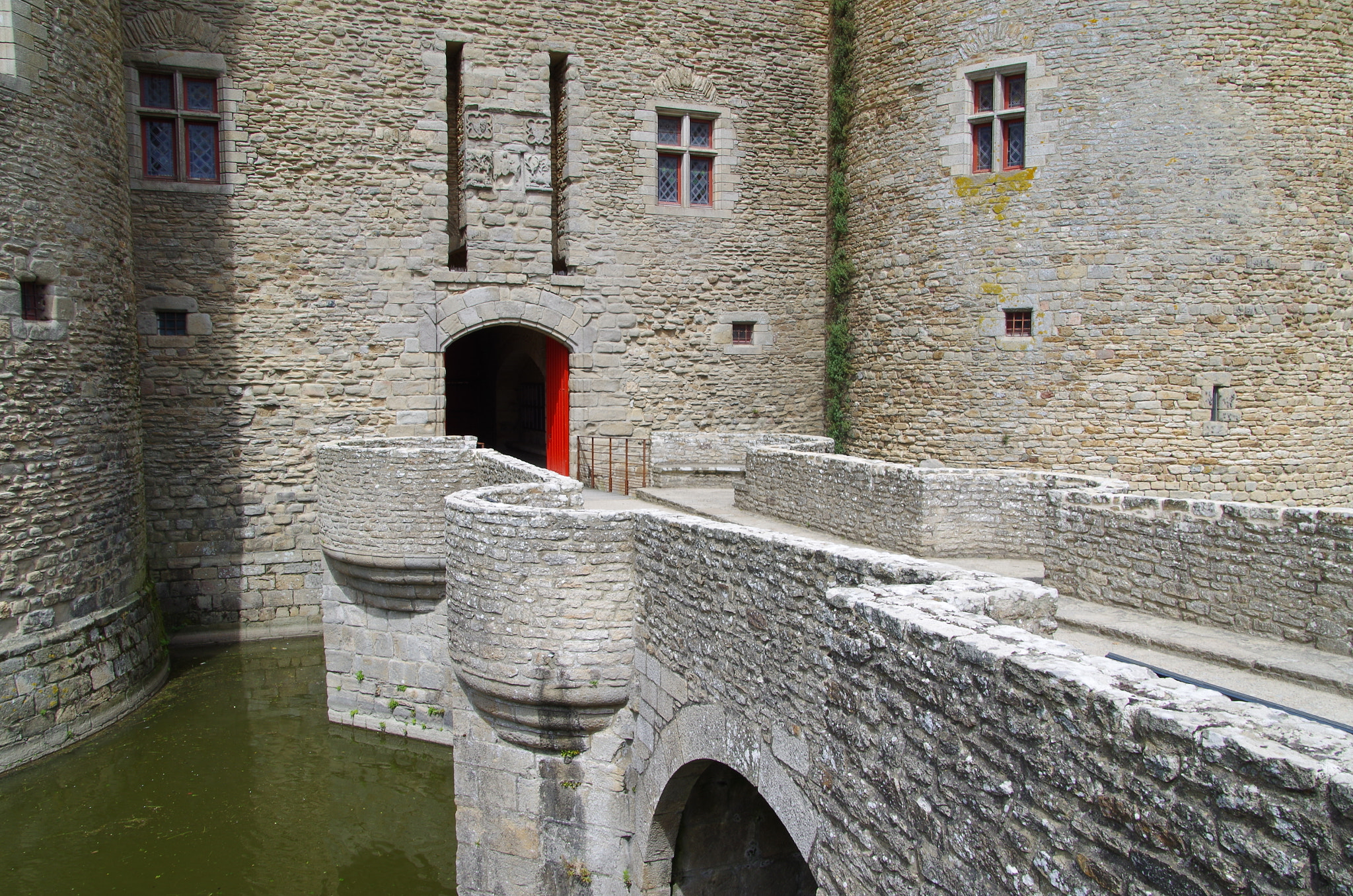 Pentax smc DA 18-270mm F3.5-6.3 ED SDM sample photo. Stone bridge to the red gate photography