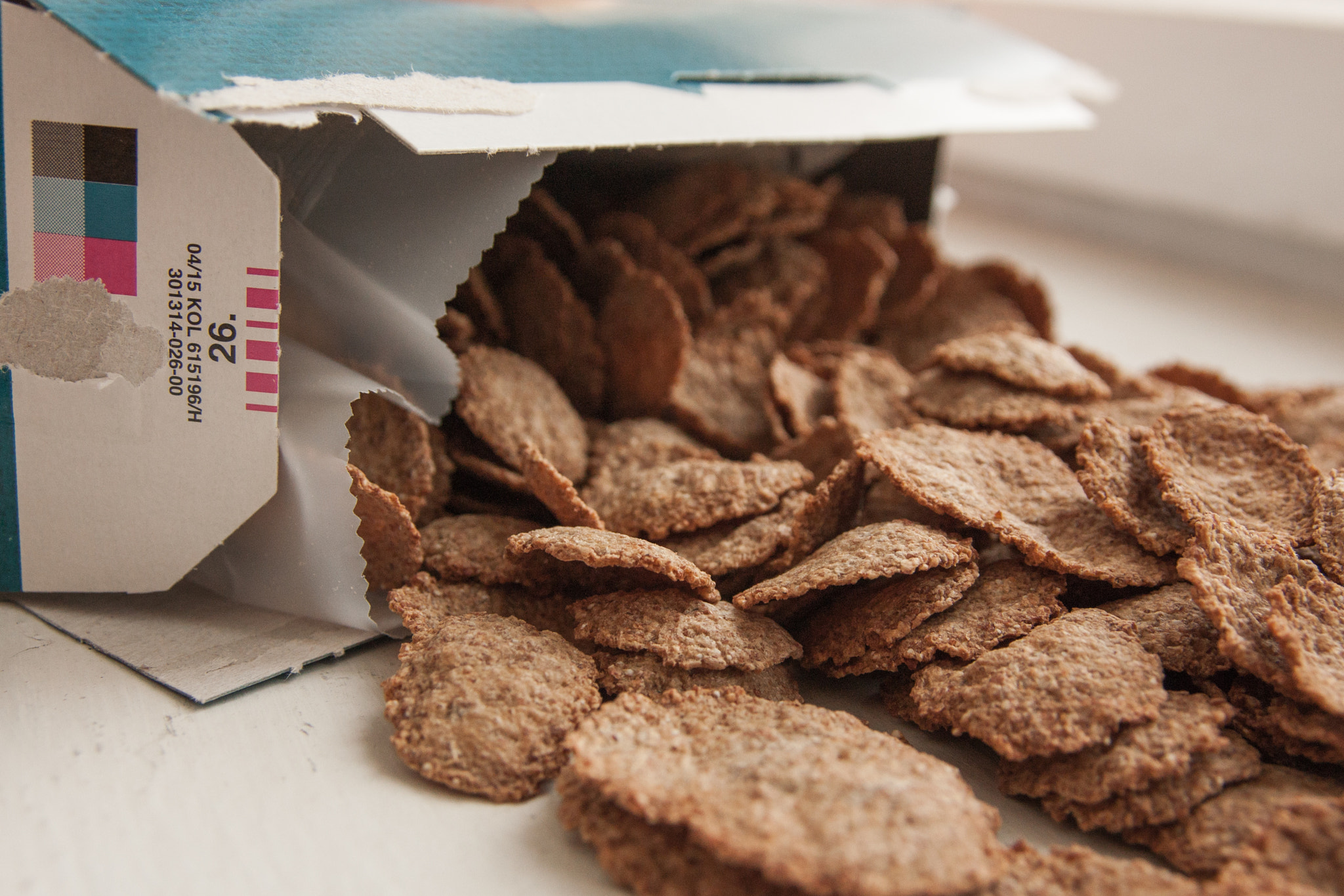 Canon EOS 450D (EOS Rebel XSi / EOS Kiss X2) sample photo. Rye flakes out of the box photography