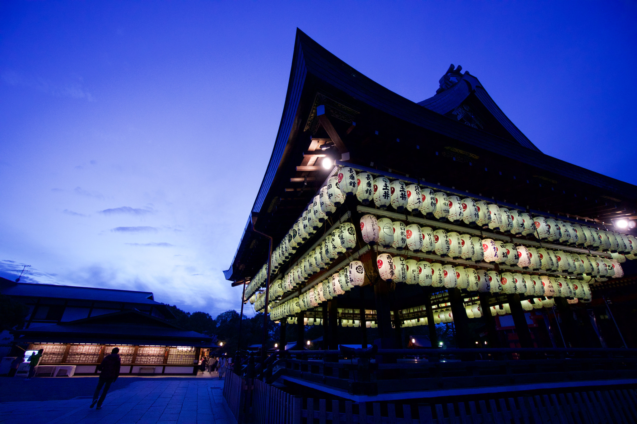 Sony a6000 + Sony E 10-18mm F4 OSS sample photo. Yasaka shrine, kyoto photography