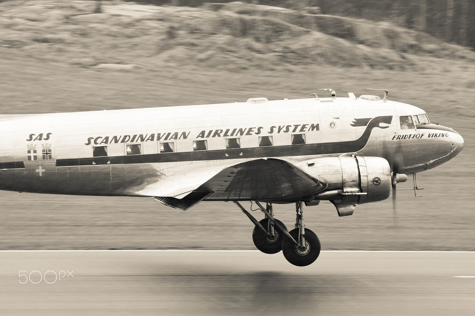 Tamron SP 150-600mm F5-6.3 Di VC USD sample photo. Vintage dc3/c47 landing photography