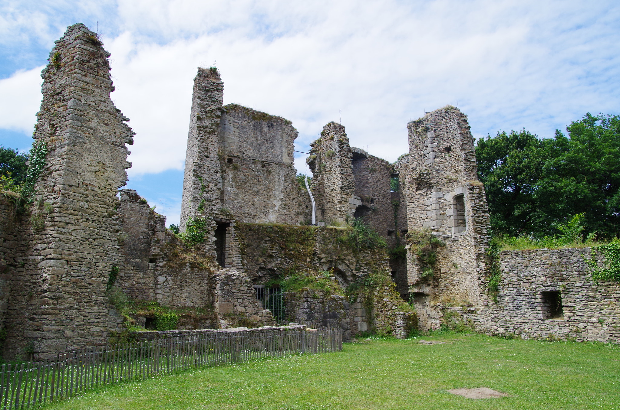 Pentax smc DA 18-270mm F3.5-6.3 ED SDM sample photo. Inside a ruin photography