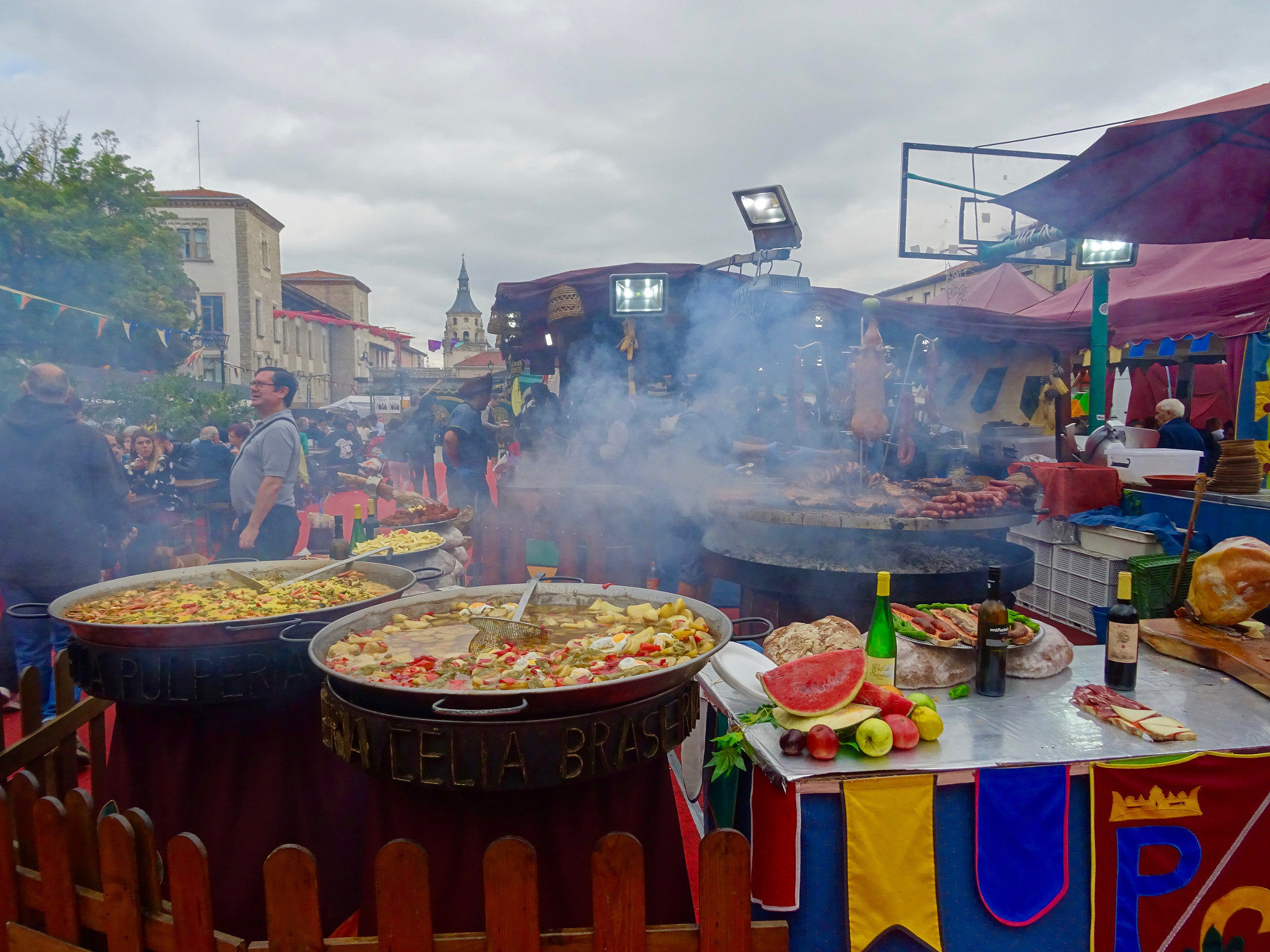 Sony DSC-HX60V + Sony 24-720mm F3.5-6.3 sample photo. Comidas en el mercado medieval photography