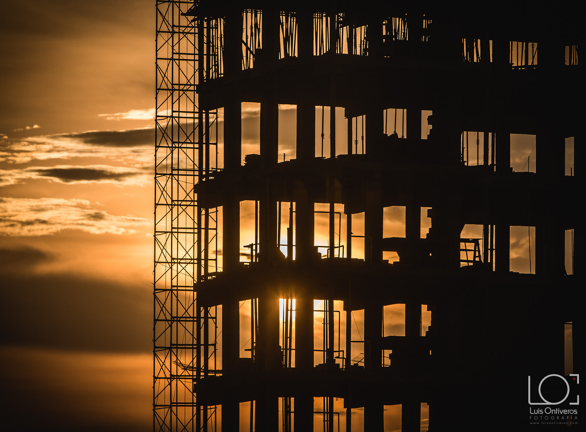 Canon EOS 760D (EOS Rebel T6s / EOS 8000D) sample photo. Atardecer constructivo photography