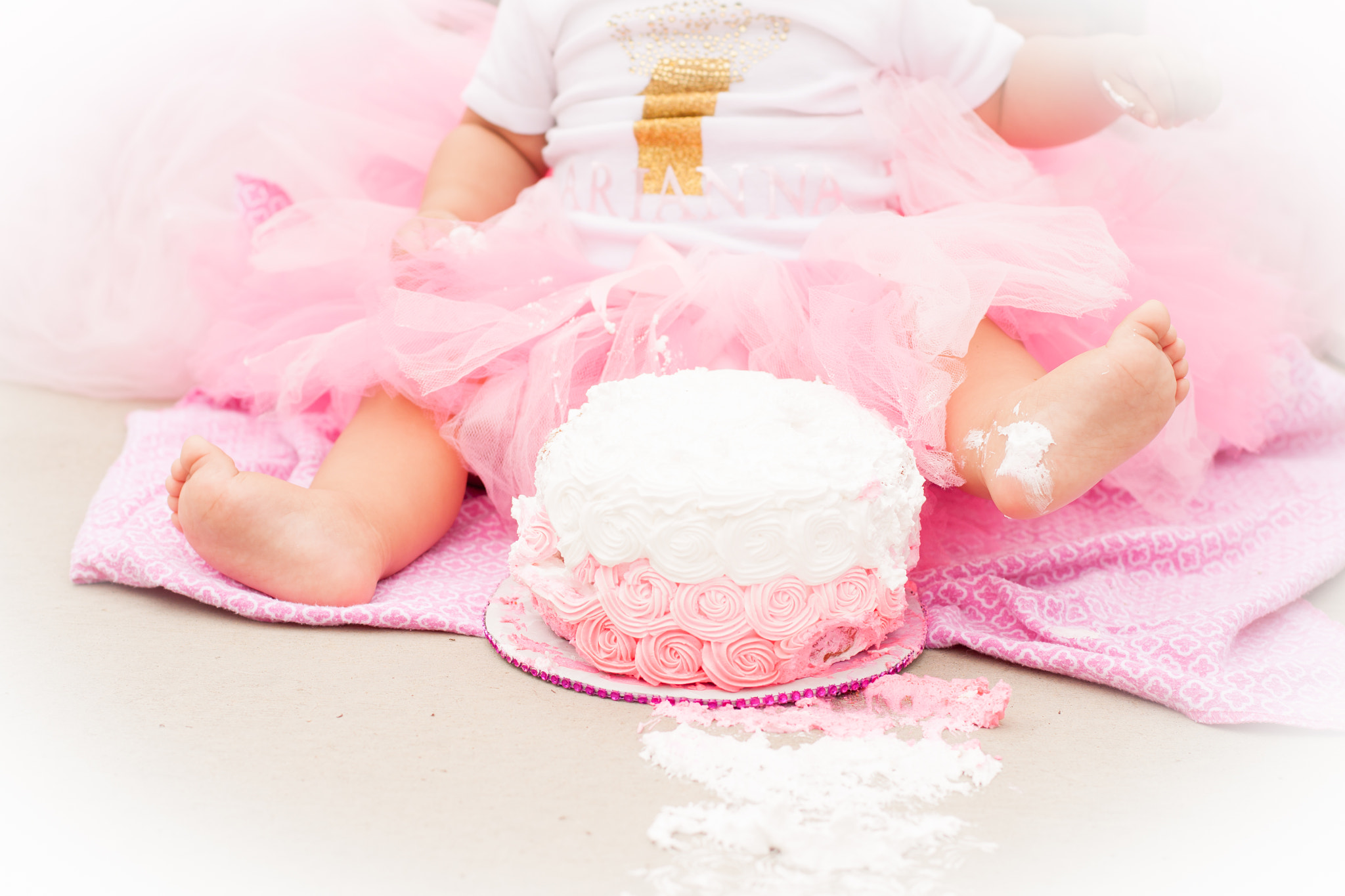 Canon EOS 500D (EOS Rebel T1i / EOS Kiss X3) sample photo. Arianna's first birthday cake smash photography