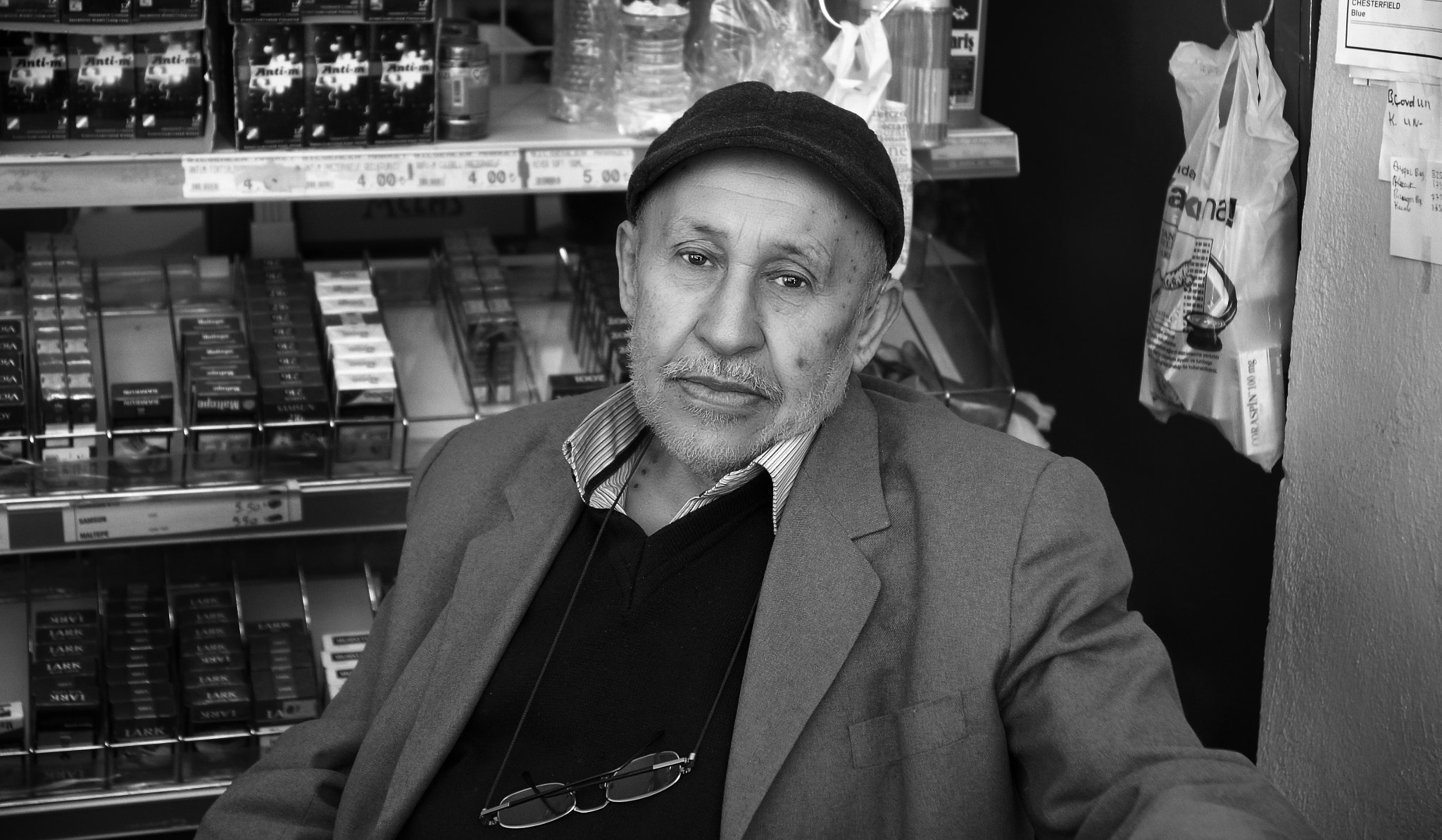 Sony Alpha DSLR-A580 sample photo. Old man photography