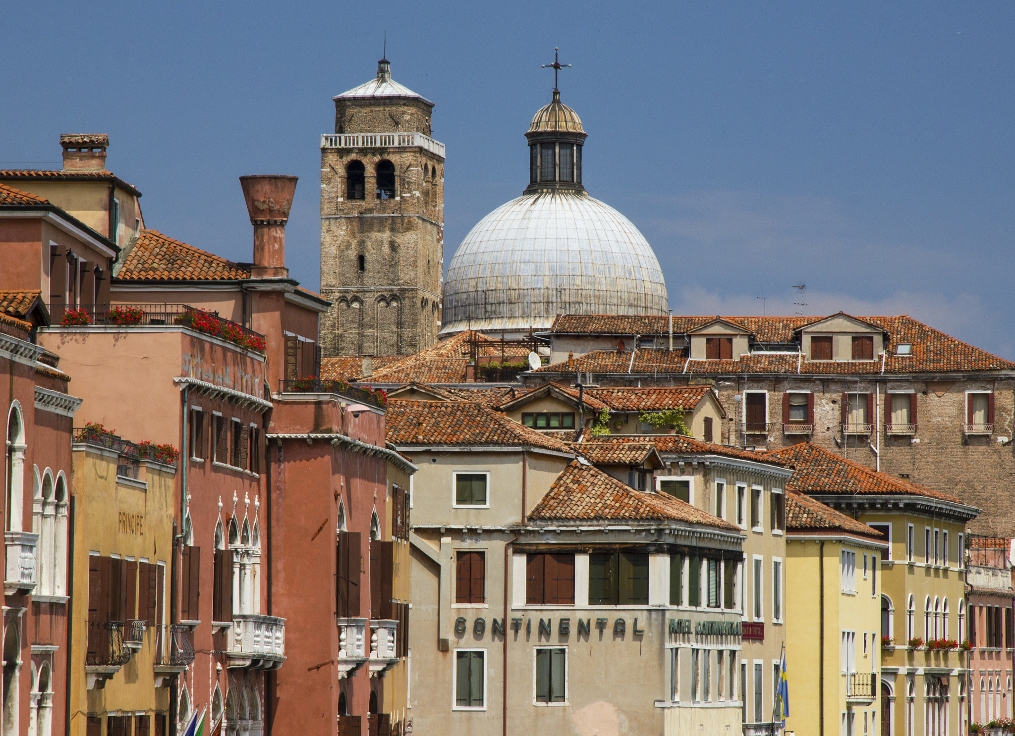 Canon EOS 550D (EOS Rebel T2i / EOS Kiss X4) sample photo. Roof tops in venice photography