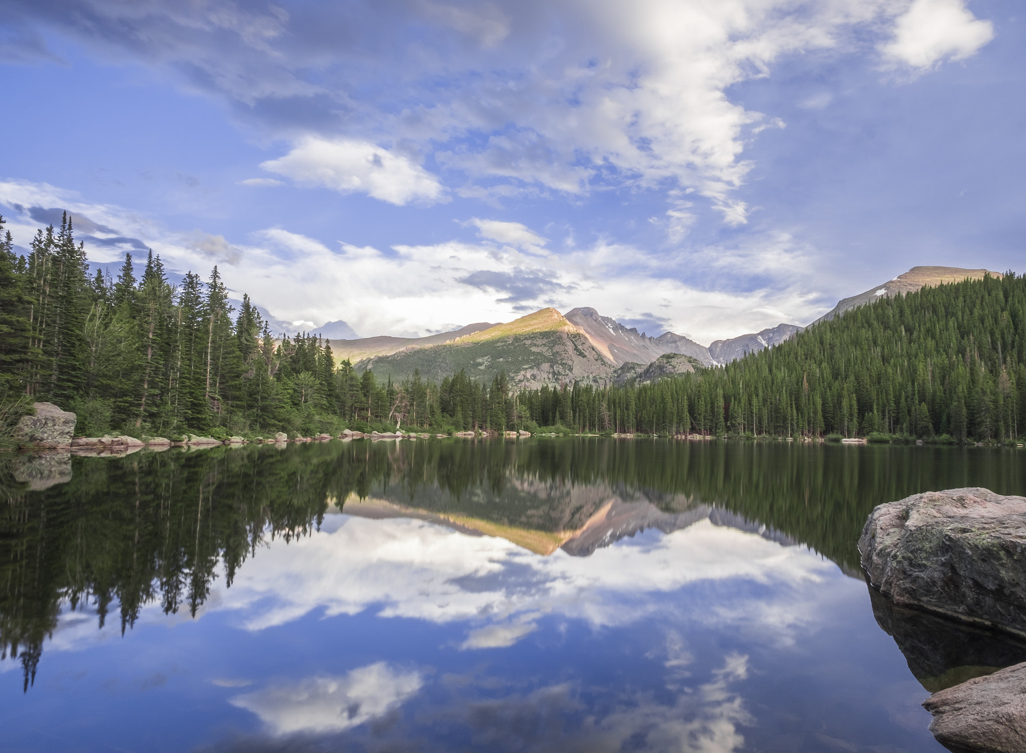 Fujifilm X-T10 + ZEISS Touit 12mm F2.8 sample photo. Rocky mountain np // bear lake reflection photography