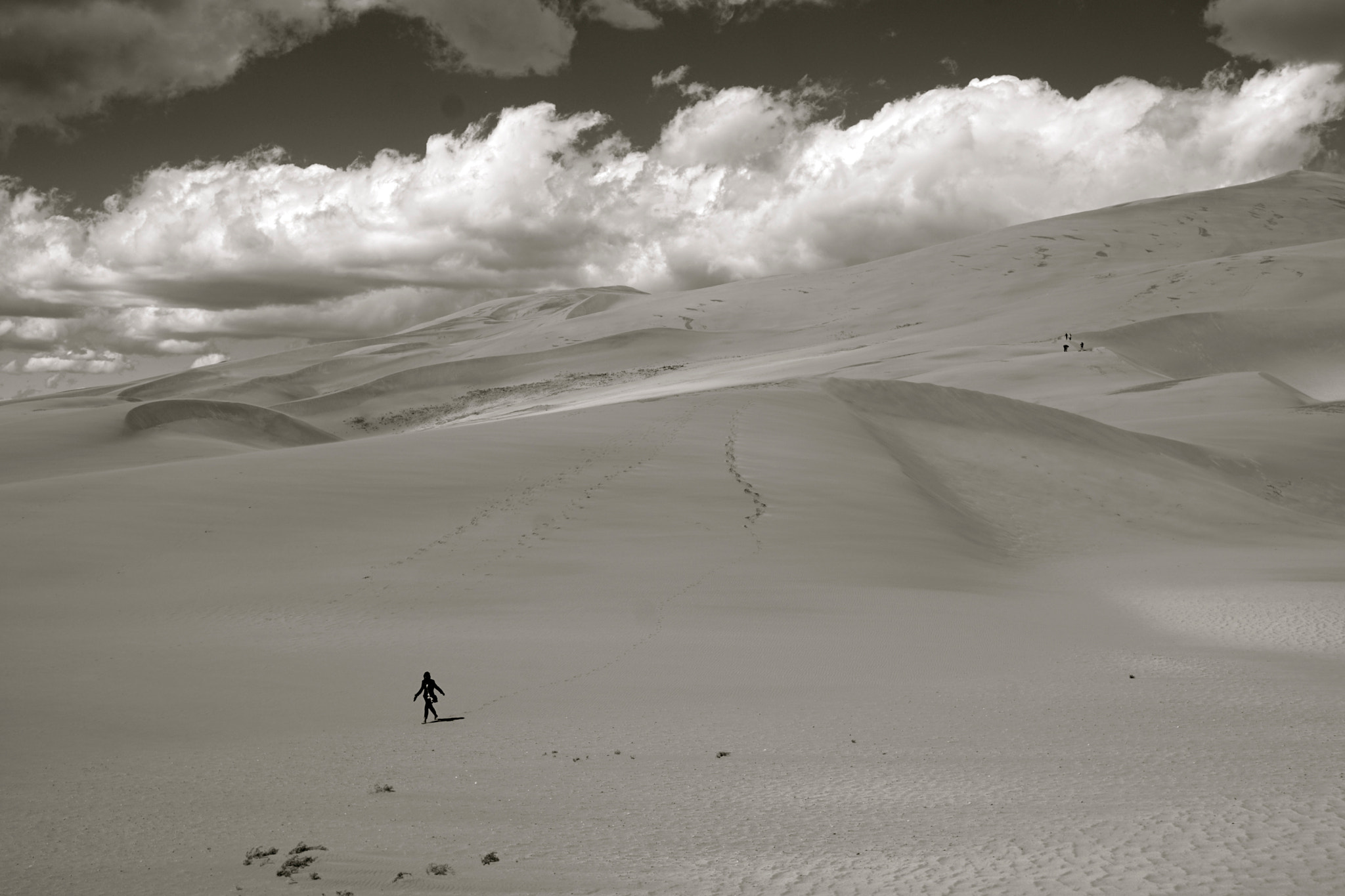 Sony a6000 + Sony E 30mm F3.5 sample photo. The hiker in the dunes photography