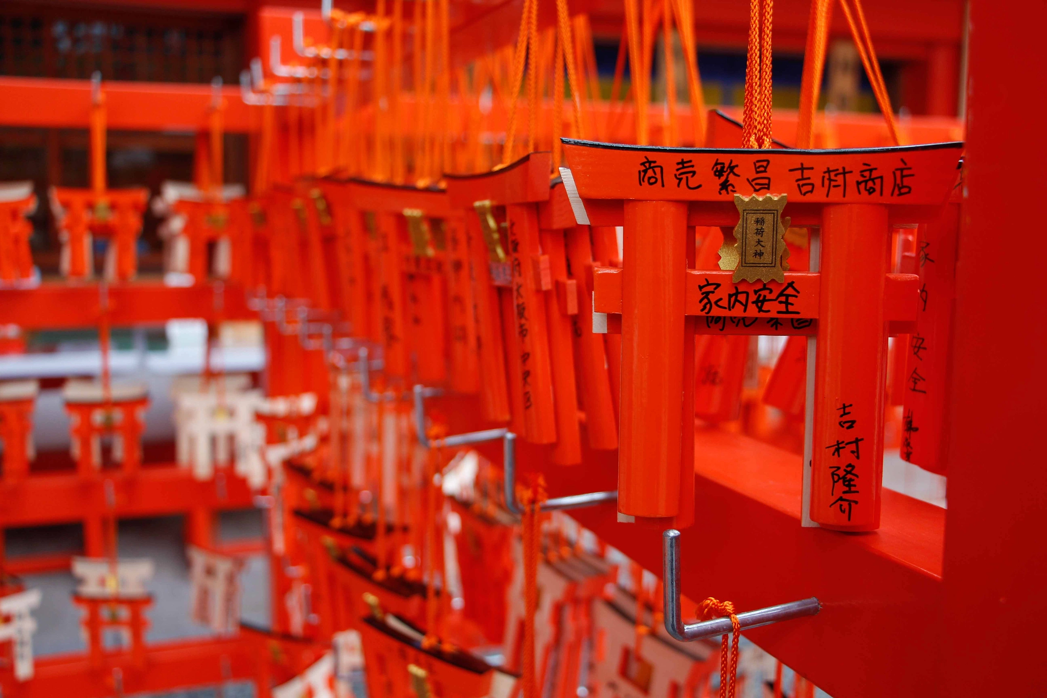 Canon EOS 650D (EOS Rebel T4i / EOS Kiss X6i) + Canon EF-S 18-135mm F3.5-5.6 IS STM sample photo. Mini red torii gate photography