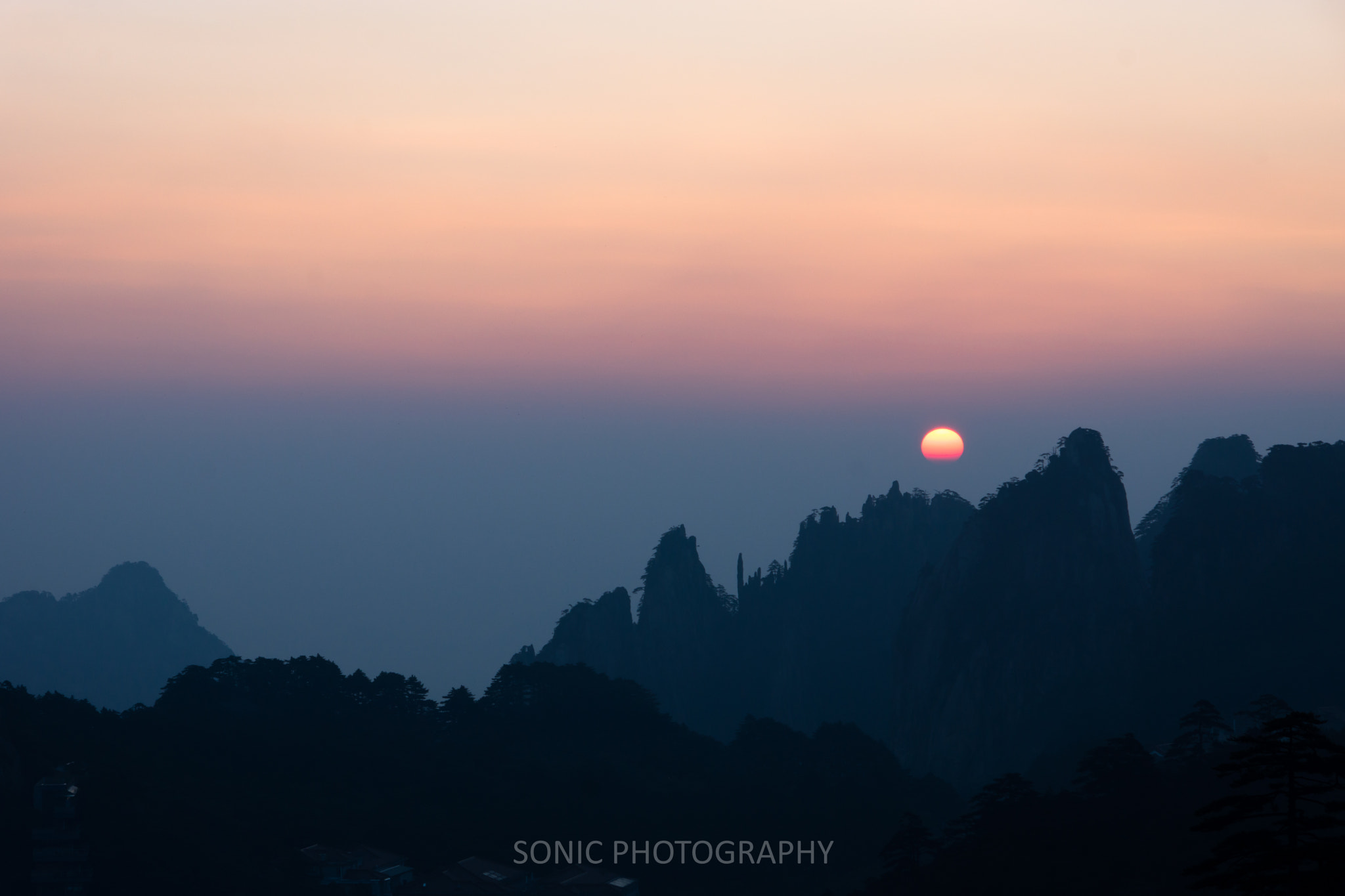 Sony SLT-A77 + Sony Vario-Sonnar T* DT 16-80mm F3.5-4.5 ZA sample photo. 日出，黄山丹霞峰 photography