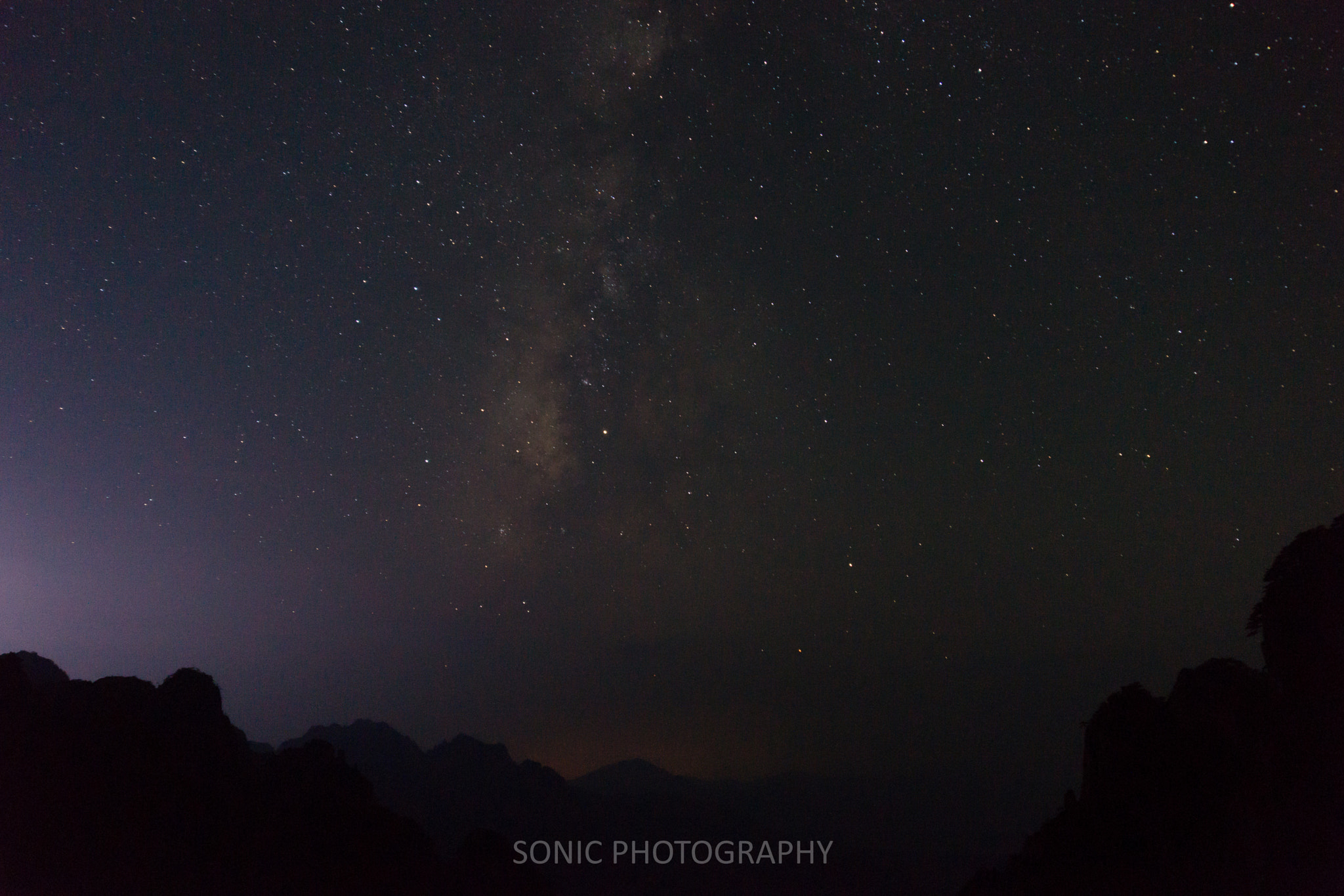 Sony SLT-A77 + Sony Vario-Sonnar T* DT 16-80mm F3.5-4.5 ZA sample photo. 银河，黄山排云亭 photography