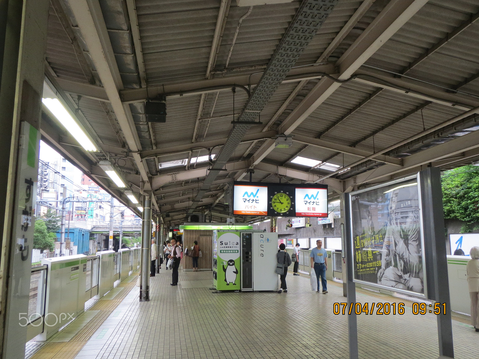 Canon PowerShot ELPH 530 HS (IXUS 510 HS / IXY 1) sample photo. Tokyo subway photography