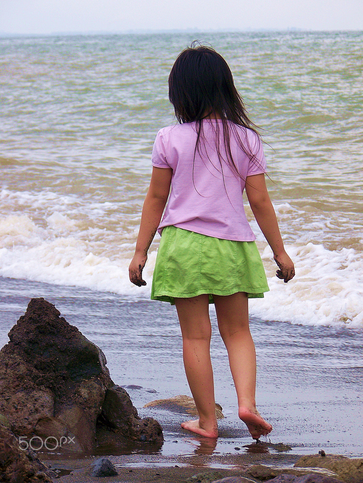 Kodak Z612 ZOOM DIGITAL CAMERA sample photo. Little girl looking for sea shells photography
