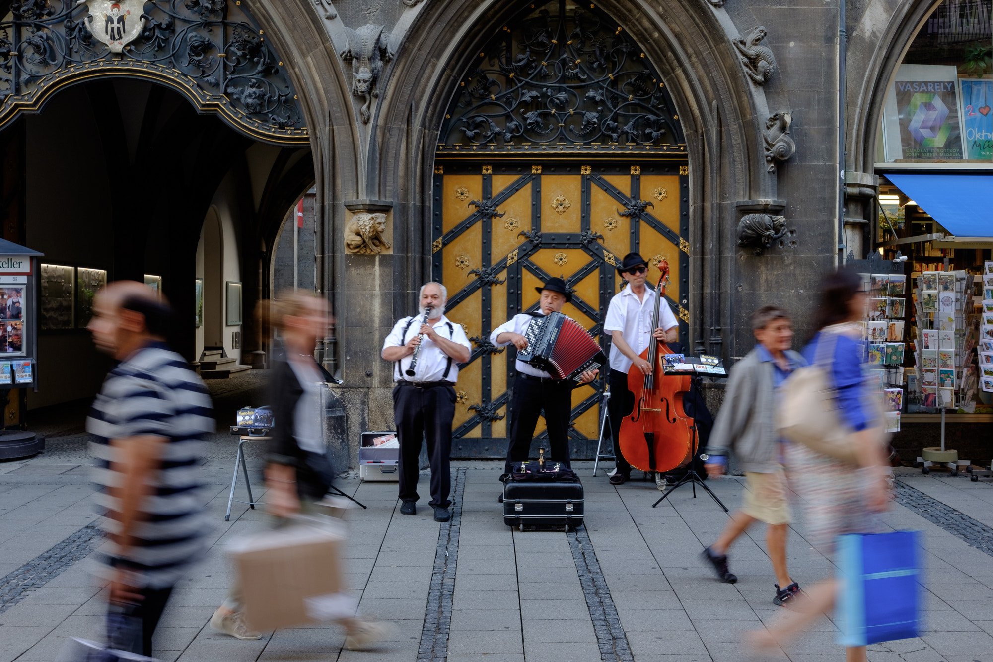 Fujifilm X-E2S + Fujifilm XF 27mm F2.8 sample photo. Music in the streets of munich photography