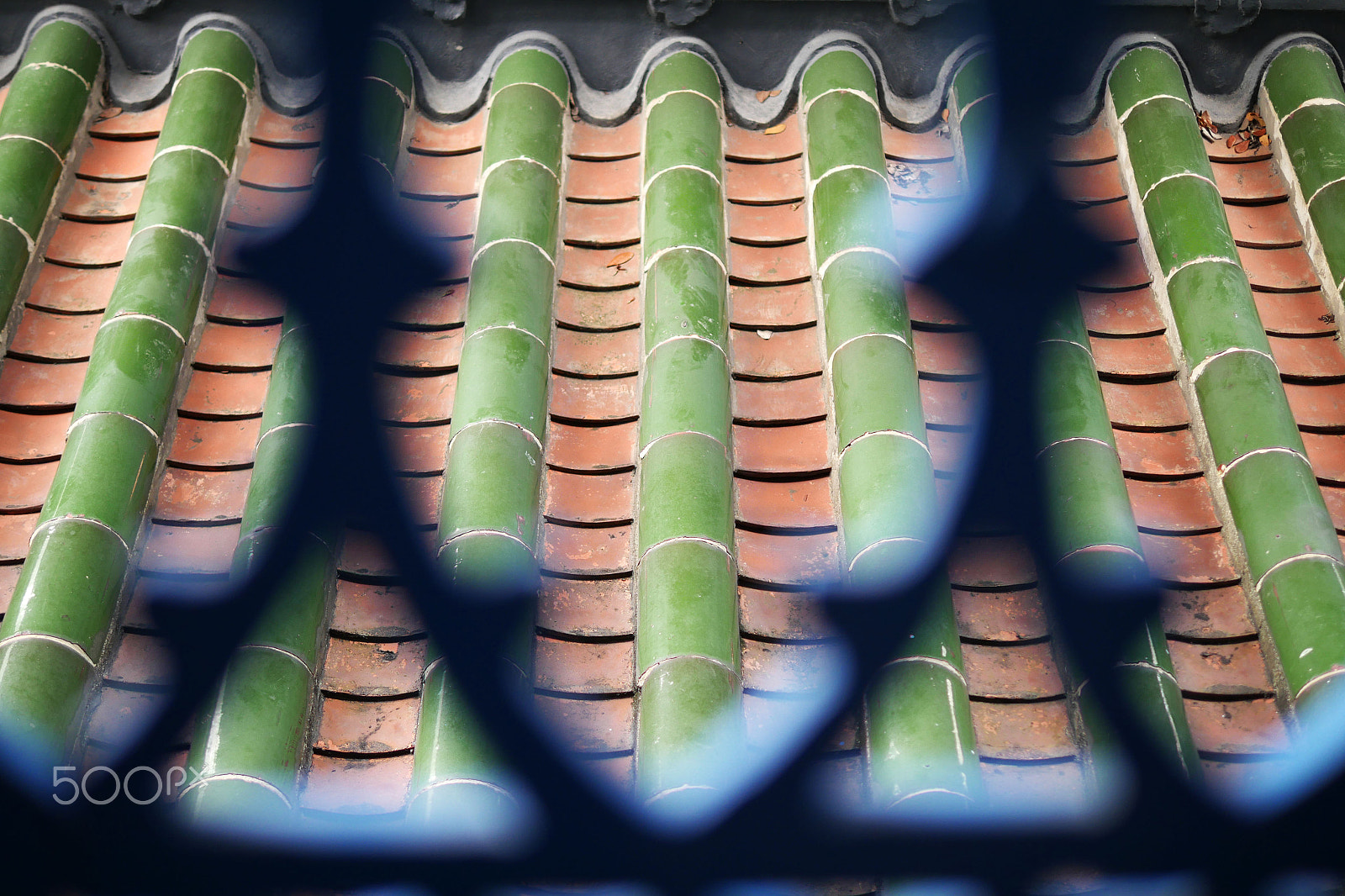 Panasonic Lumix DMC-GX8 + Panasonic Leica DG Summilux 25mm F1.4 II ASPH sample photo. Roof of a temple photography