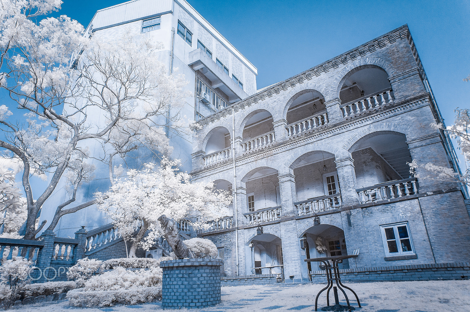 Sony Alpha NEX-C3 + Sony E 16mm F2.8 sample photo. 淡水真理大學校園 photography