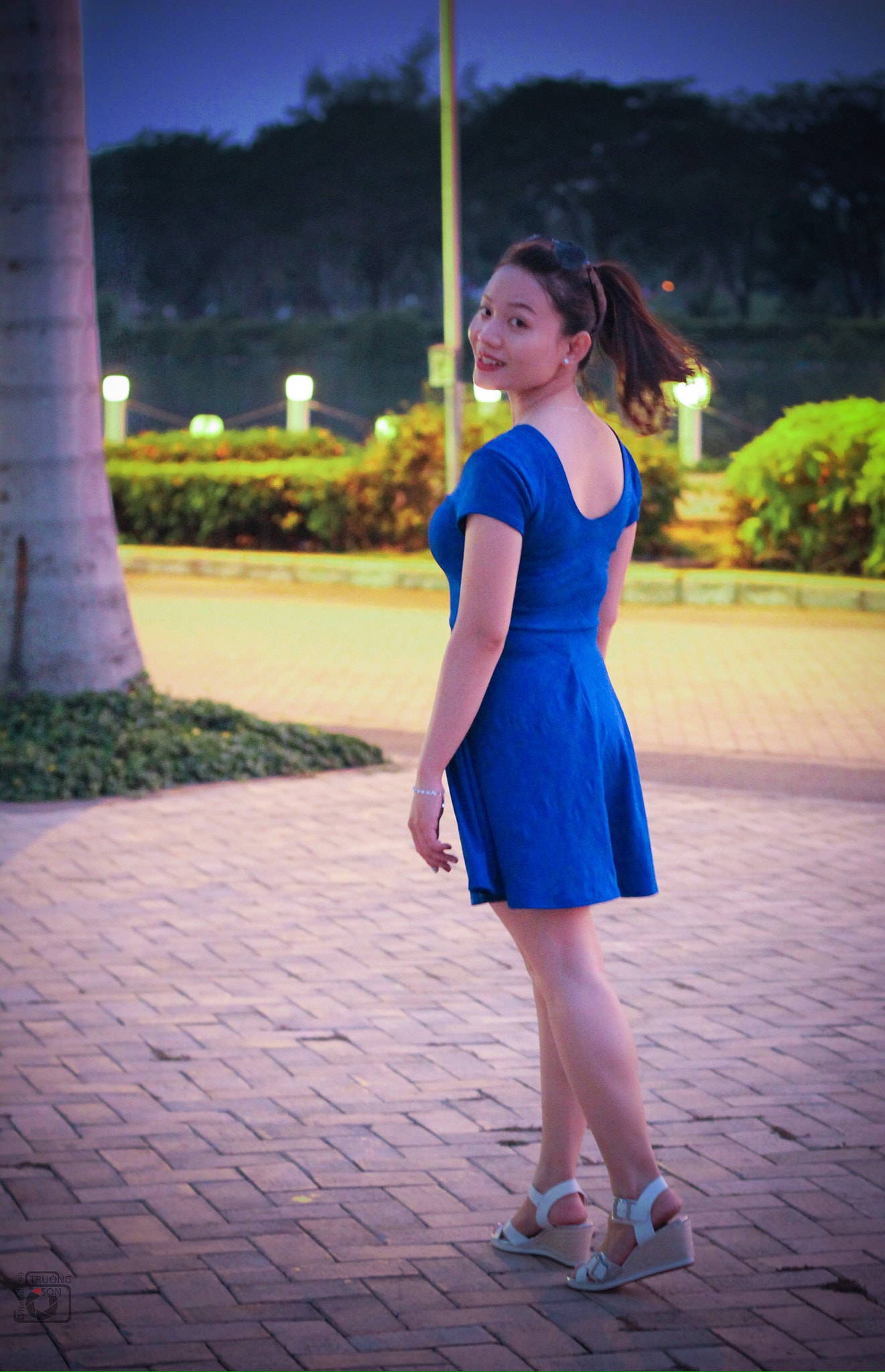 Canon EOS 550D (EOS Rebel T2i / EOS Kiss X4) + Canon EF 50mm F1.8 II sample photo. Blue dress photography