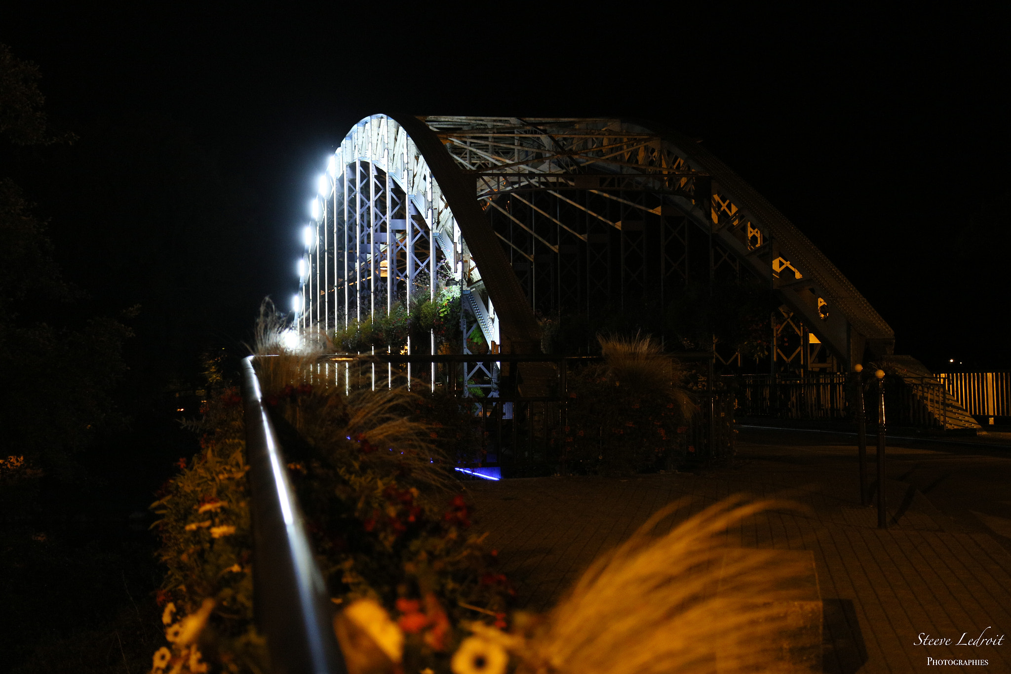 Canon EF-S 17-55mm F2.8 IS USM sample photo. Le pont eiffel de monéteau de nuit photography