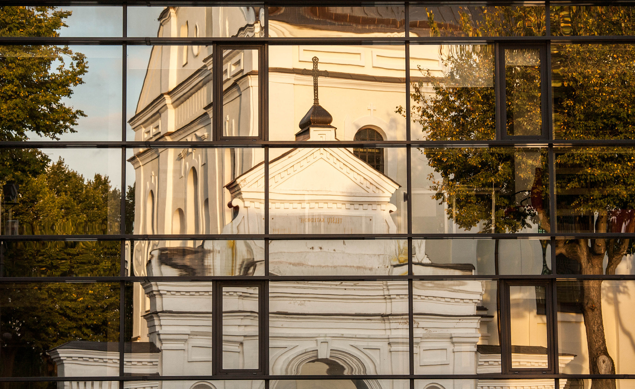 Canon EOS 5D + Canon EF 70-200mm F4L IS USM sample photo. Divided reflection photography