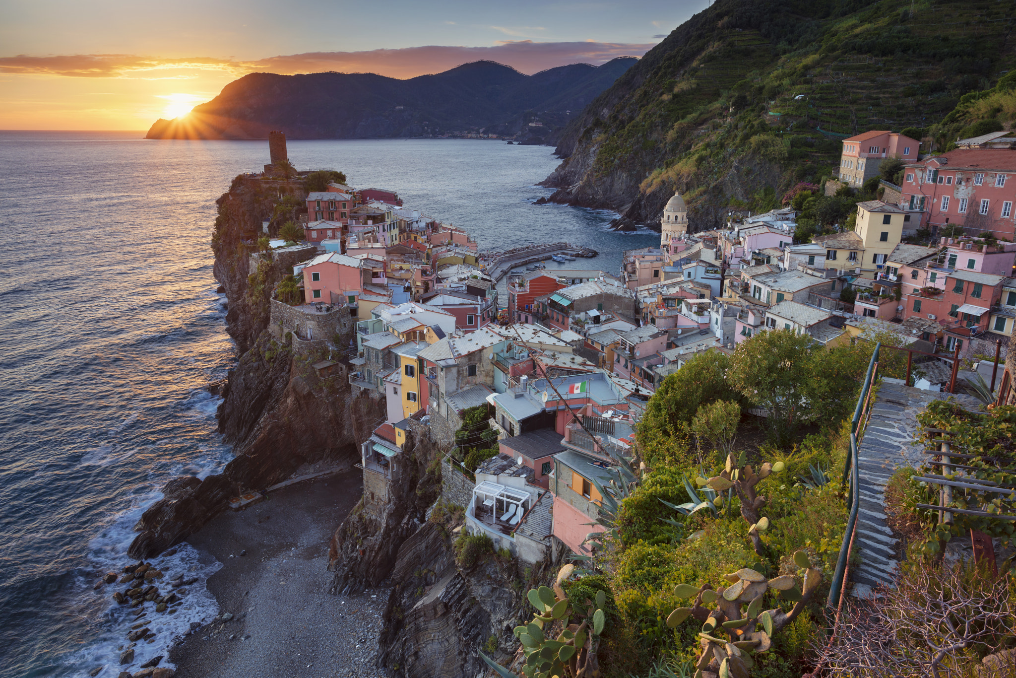 Canon EOS 5DS R + Canon EF 17-40mm F4L USM sample photo. Vernazza sunset. photography